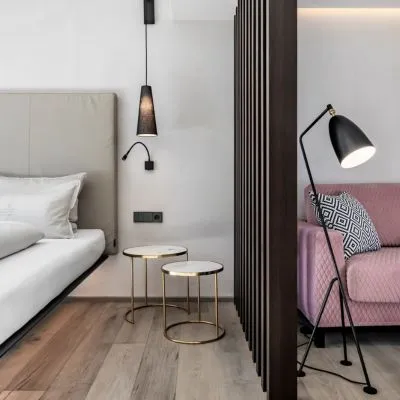Modern eingerichtetes Hotelzimmer im Sonnen Resort