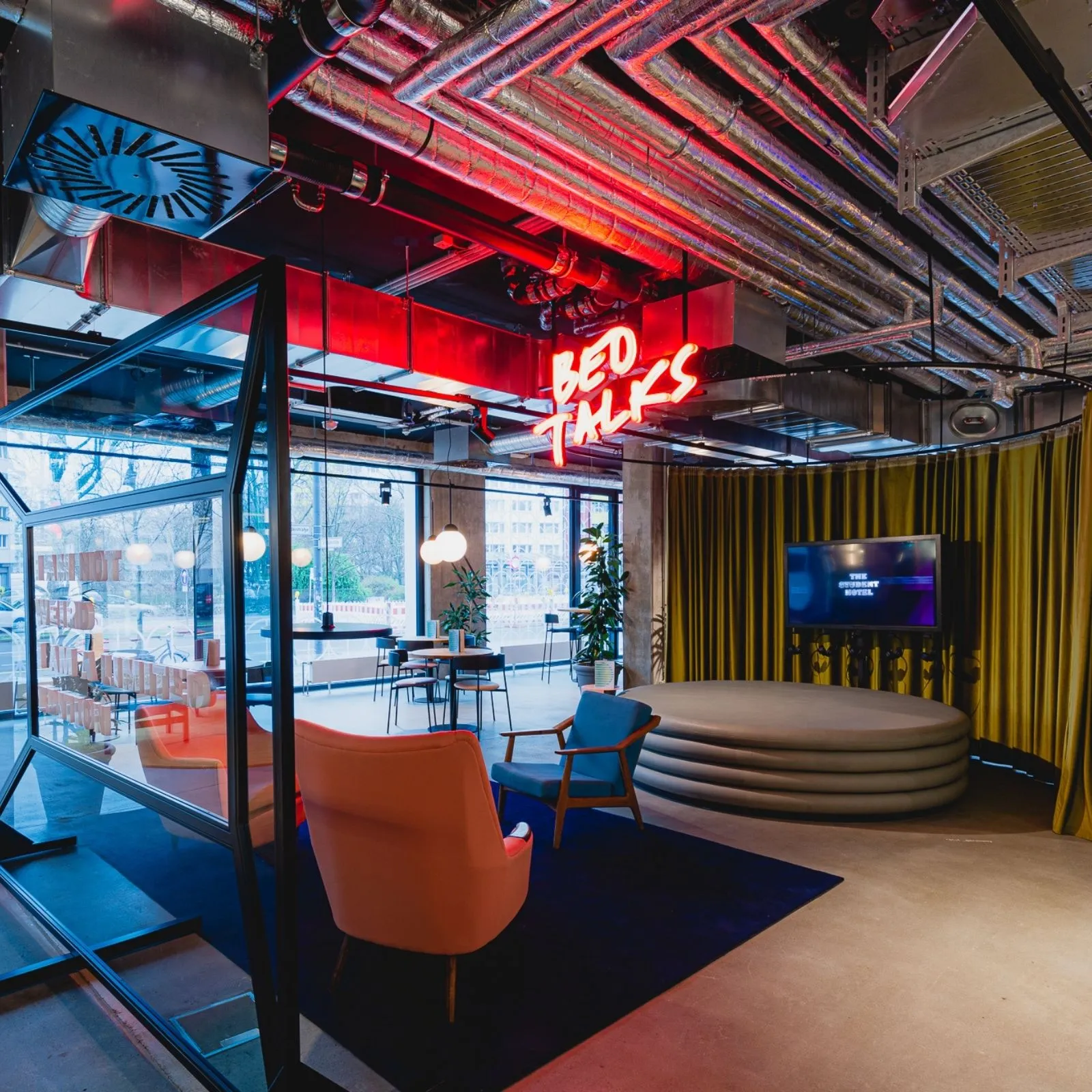 Moderne Lobby des Student Hotels Berlin