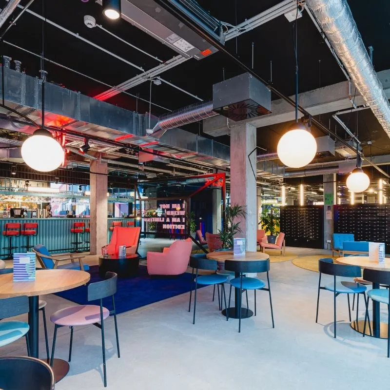 Cafeteria im Student Hotel Berlin mit Sitzbereichen und modernen Einrichtungen