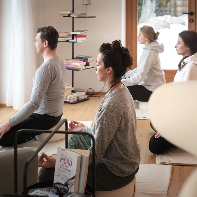 Meditationsklasse im Hotel mit Teilnehmern in entspannter Atmosphäre