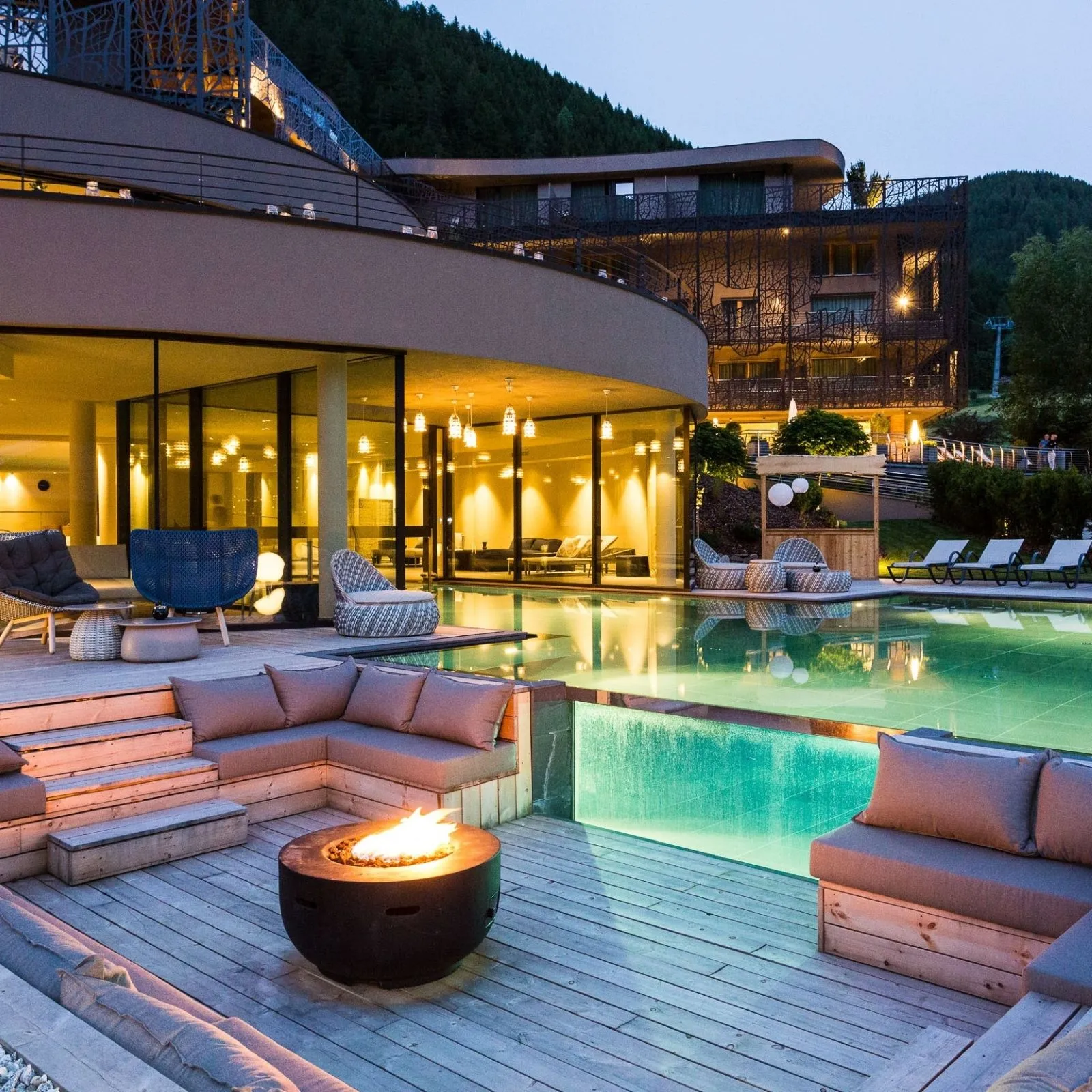 Pool im Unikateur GmbH mit modernem Design und entspannter Atmosphäre