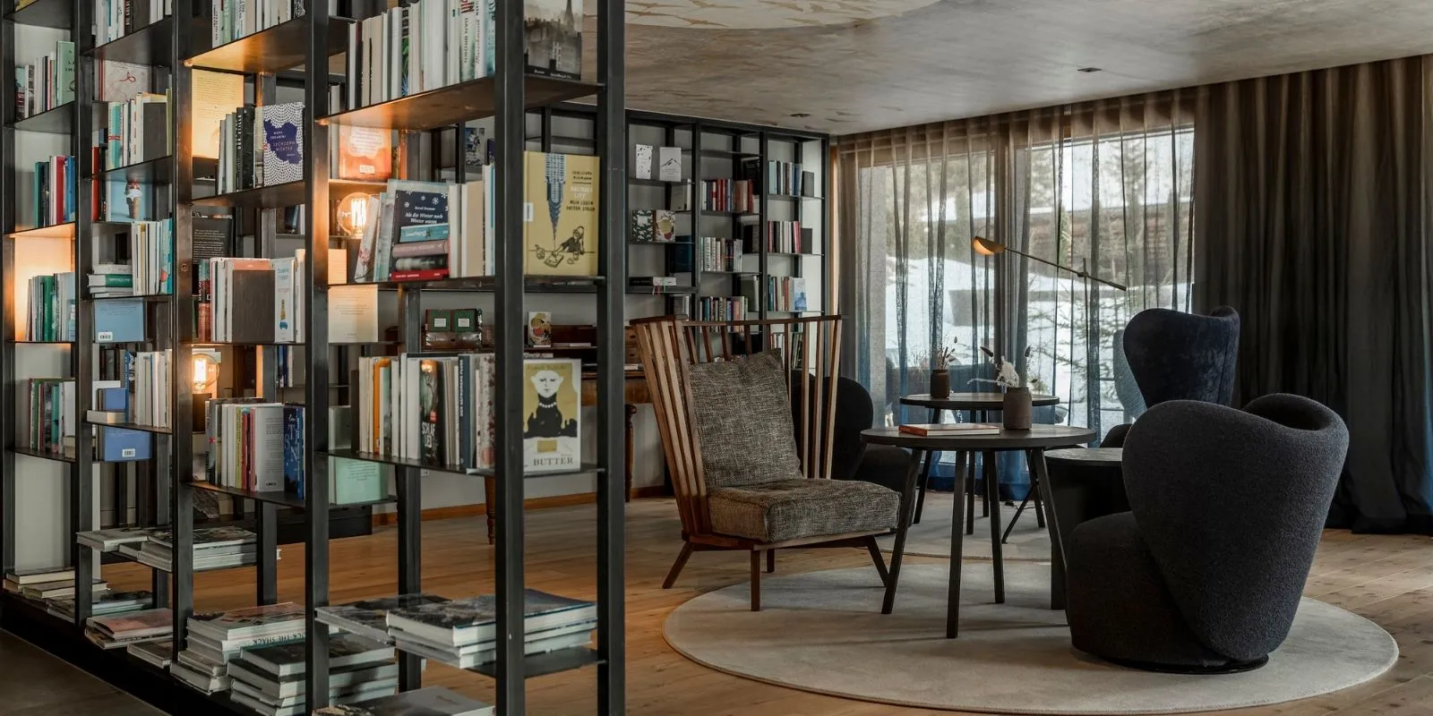 Entspannungsbereich mit Bücherregal im Zimmer der Unikateur GmbH