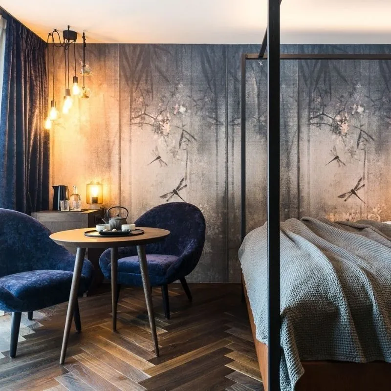 Zimmer im Unikateur GmbH mit modernem Design und eleganter Einrichtung