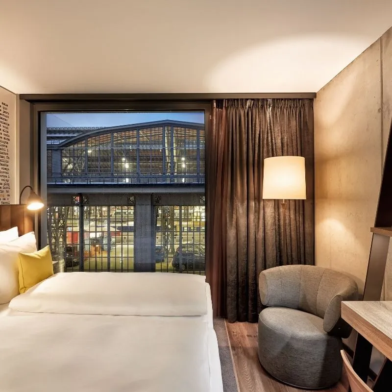 Zimmer im H-Hotels in Europa mit modernem Design und komfortabler Einrichtung