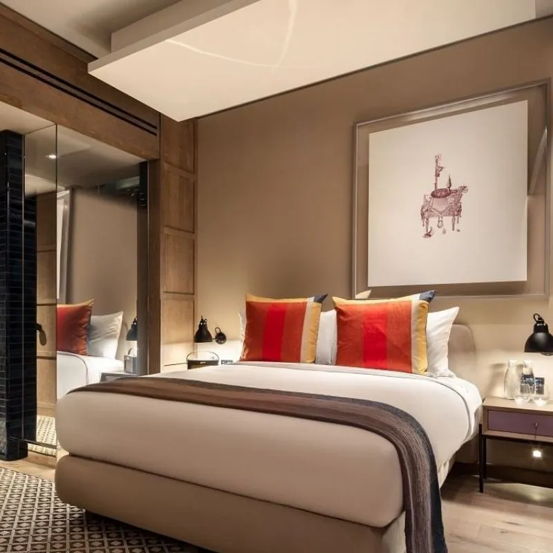 Zimmer im The Londoner Hotel mit luxuriösem Design und komfortabler Ausstattung