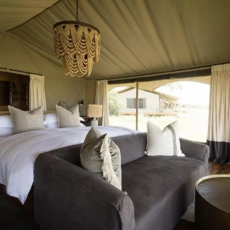 Zimmer im Mantis Hotel mit modernem Design und luxuriöser Ausstattung