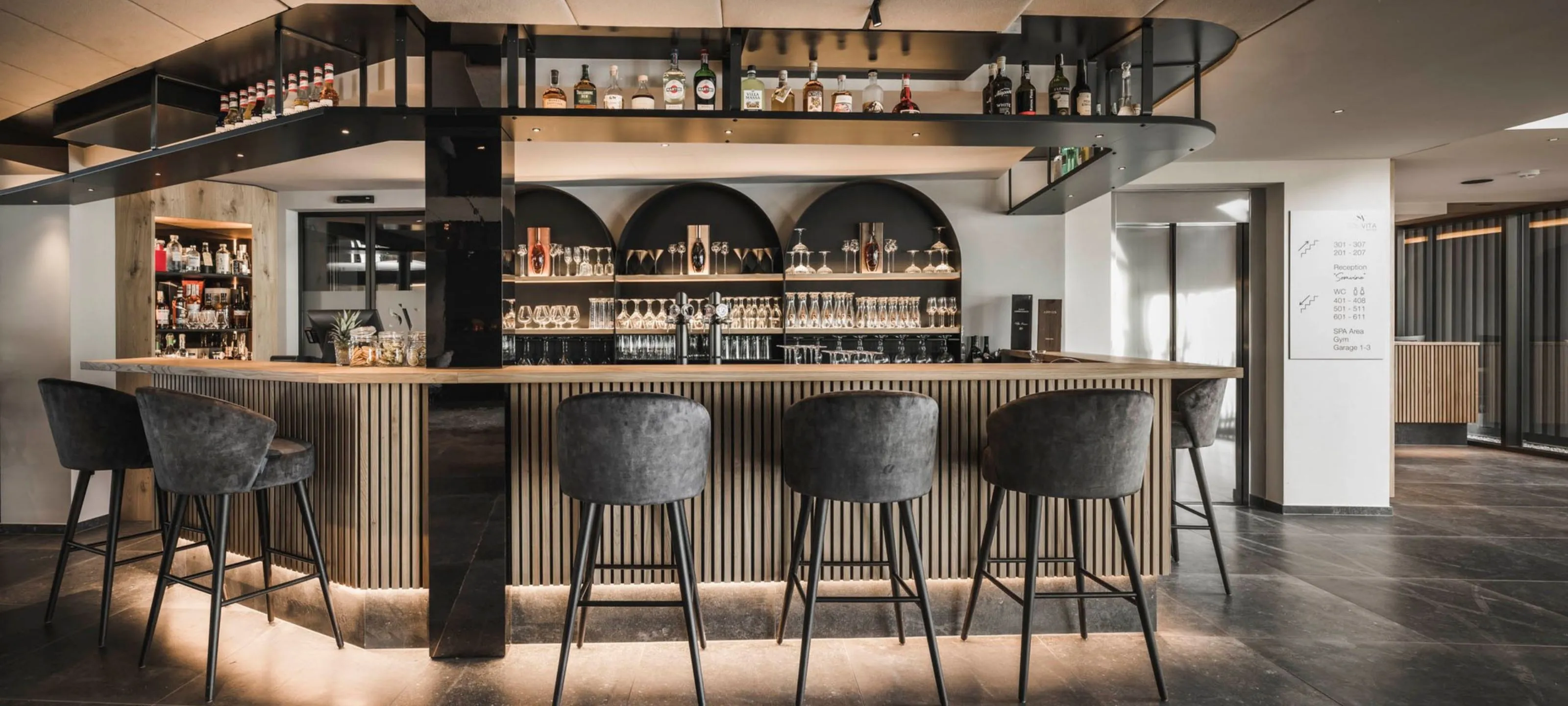 Stilvolle Bar im Hotel SomVita Suites – edles Design, stimmungsvolle Beleuchtung und eine exklusive Auswahl an Drinks für genussvolle Abende.