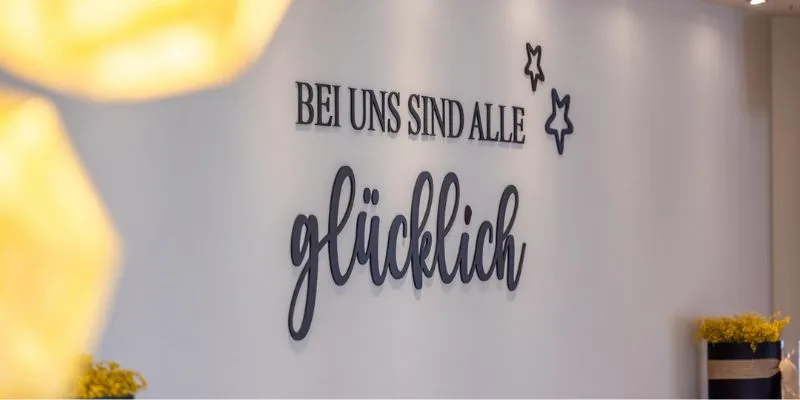Schriftzug "Bei uns sind alle glücklich" im Hotel Laurentius, Fiss in Tirol