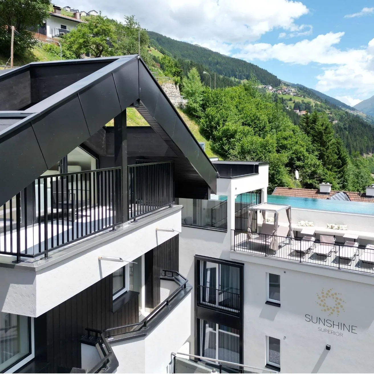 Exterior View Sunshine Superior, Hotel Client of ADDITIVE in the Field of Online Marketing