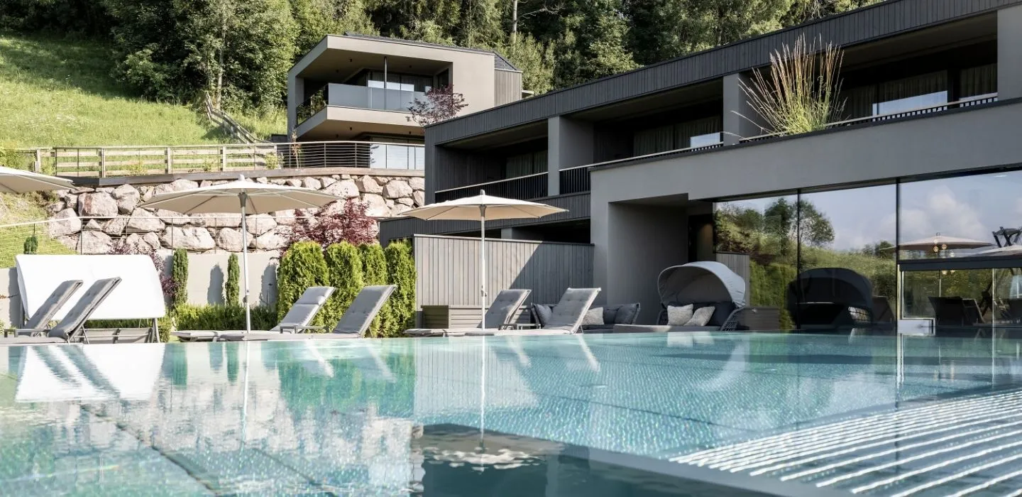 Vista esterna piscina Hotel Viertler - cliente di ADDITVE nel settore dell'online marketing 