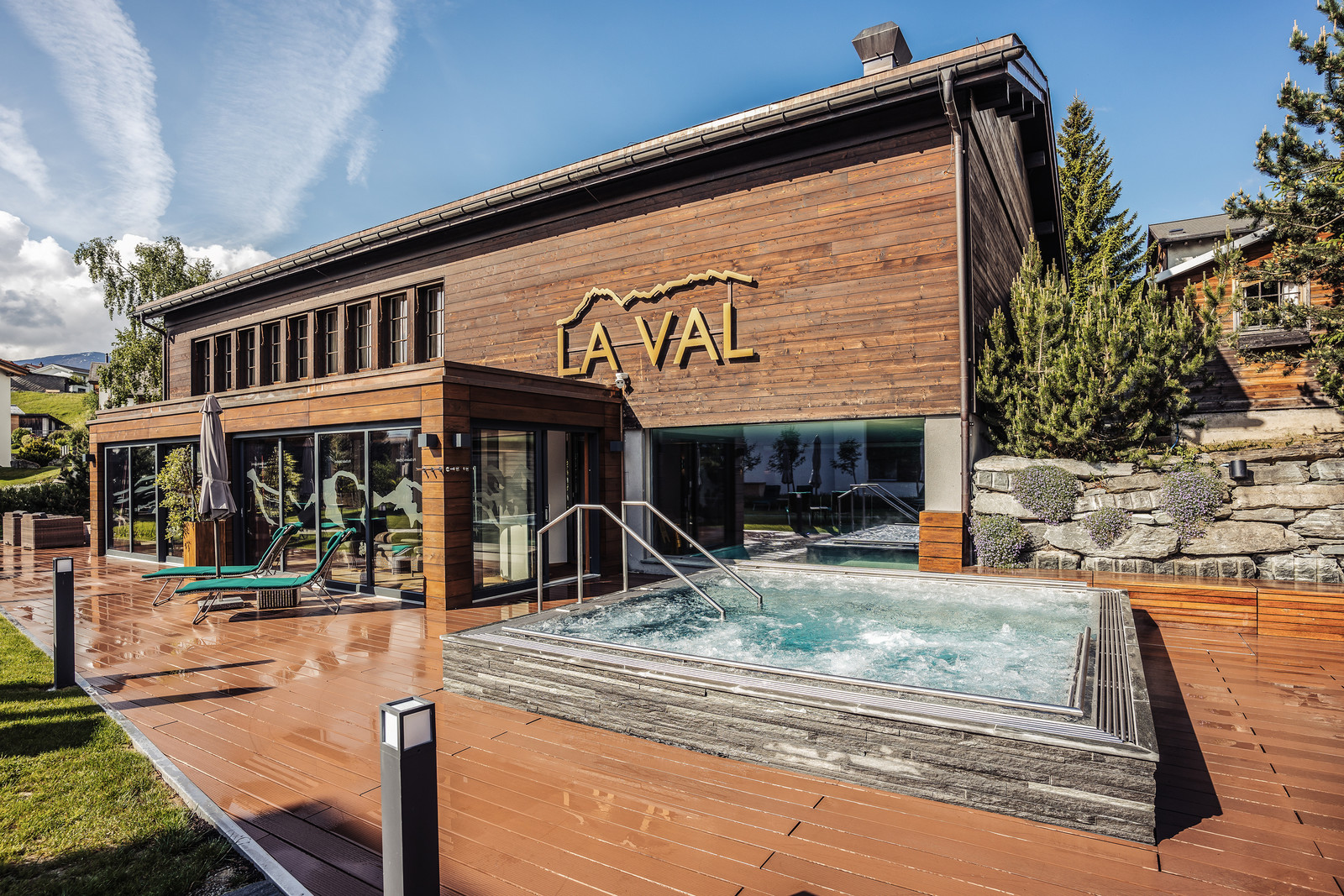 Piscina di La Val Hotel & Spa — Cliente di ADDITIVE nell'ambito del marketing online