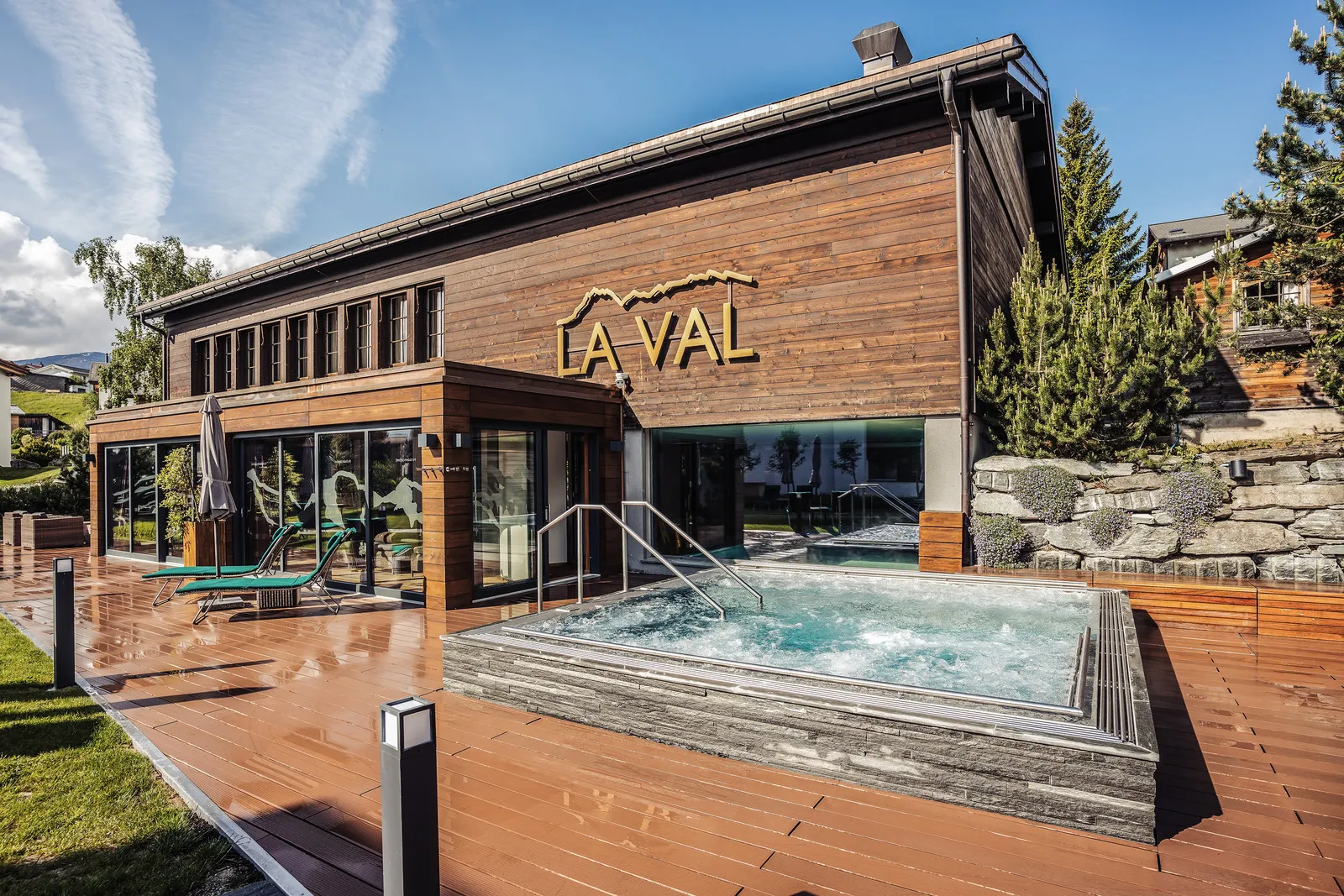 Piscina di La Val Hotel & Spa — Cliente di ADDITIVE nell'ambito del marketing online