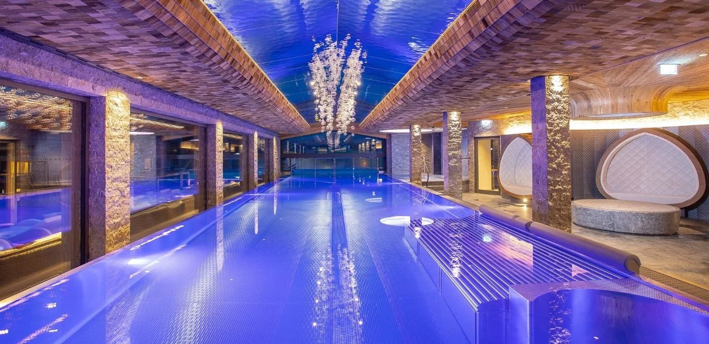 Piscina interna del Verwöhnhotel Kritsall - cliente alberghiero di ADDITIVE nel settore del marketing online