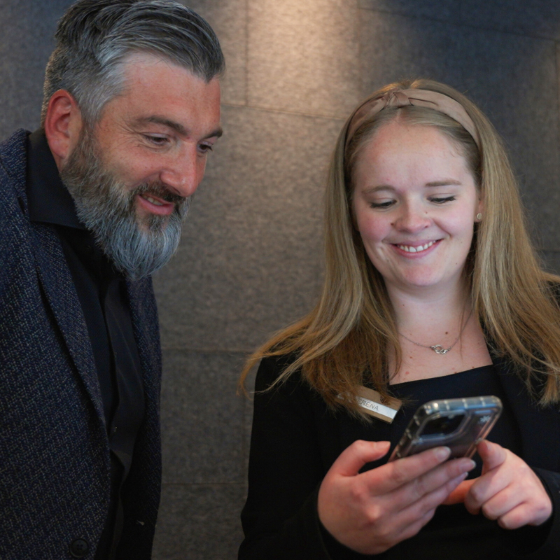 Hotelier Hannes Rainer und Rezeptionistin Verena an der Rezeption im Naturhotel Rainer