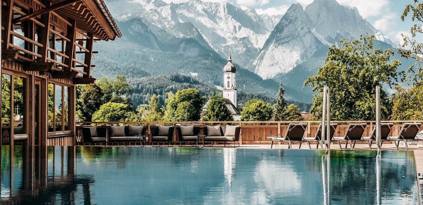 Poolansicht von der Werdenfelserei, Hotelkunde von ADDITIVE im Online-Marketing