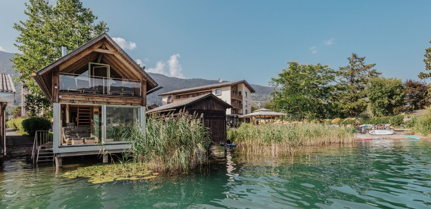 Vista esterna con lago dell'Hotel SeeRose - cliente di ADDITIVE nel marketing online