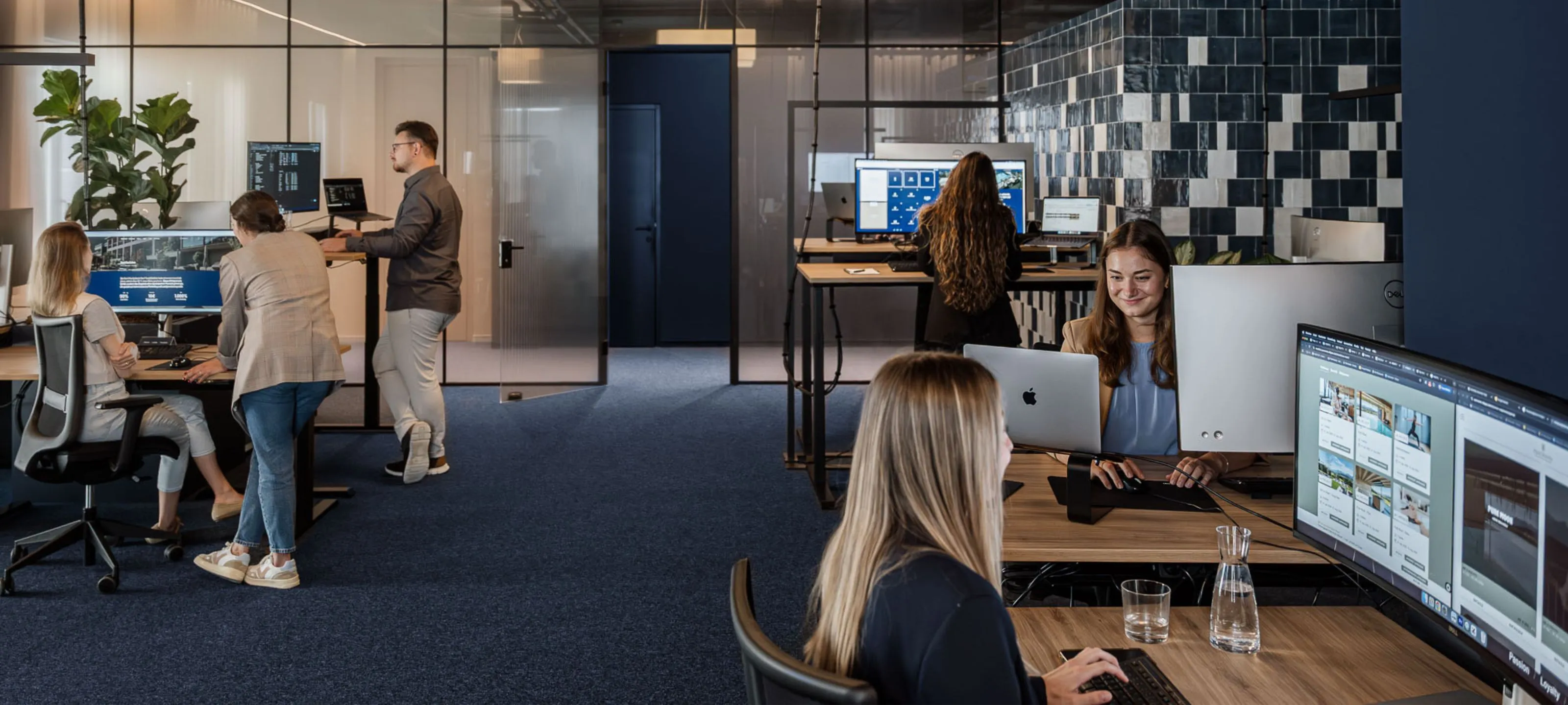 ADDITIVE Team im Office Bozen an ihren Arbeitsplätzen - exklusive Premium Partner von Google mit Google Travel Analytics Center