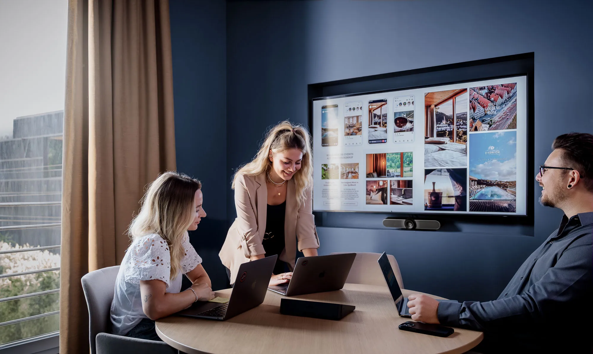 Social Media und Google Experten für Hotelmarketing bei ADDITIVE besprechen Anzeigenvorschläge zu Dritt.