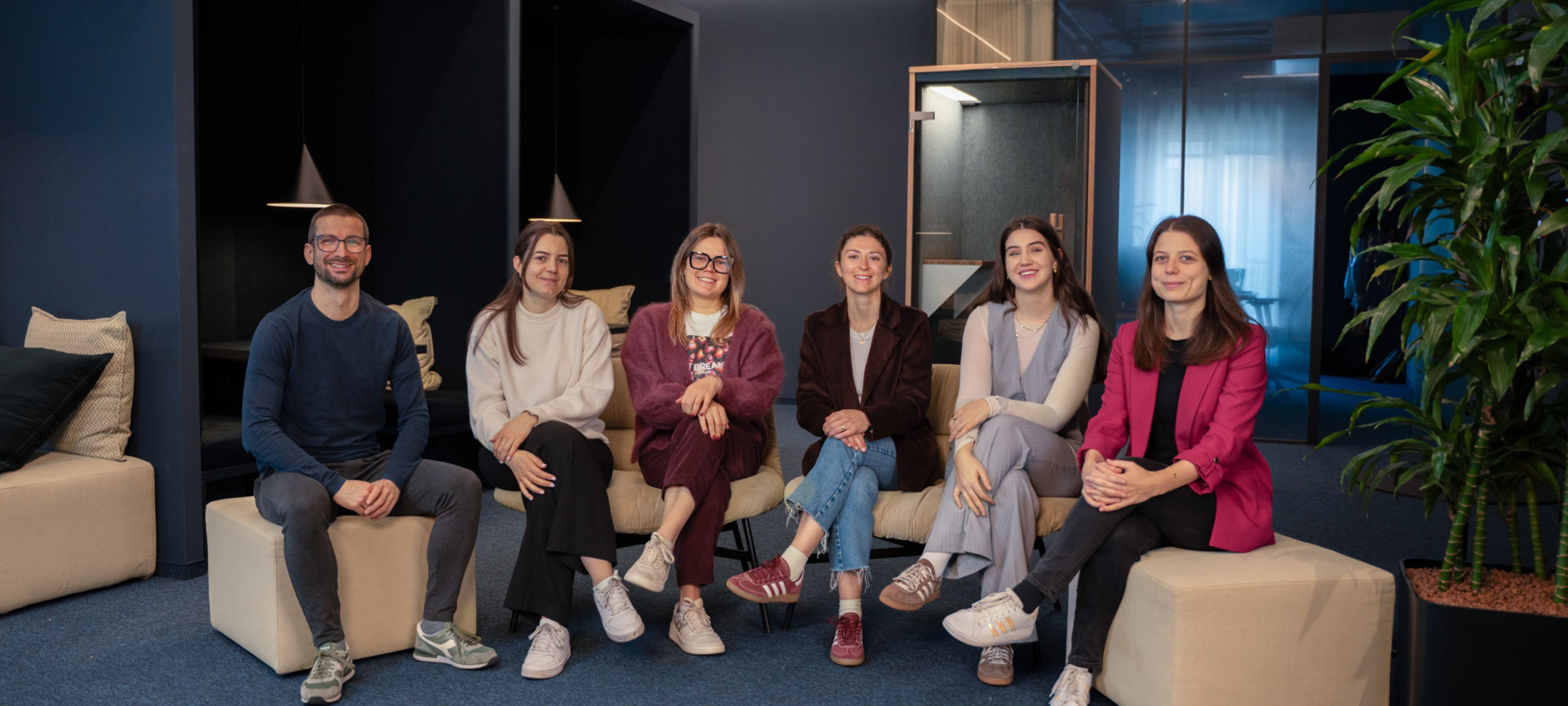 Ein Gruppenfoto der Mitarbeiter von ADDITIVE, die sich beim dormizil engagieren