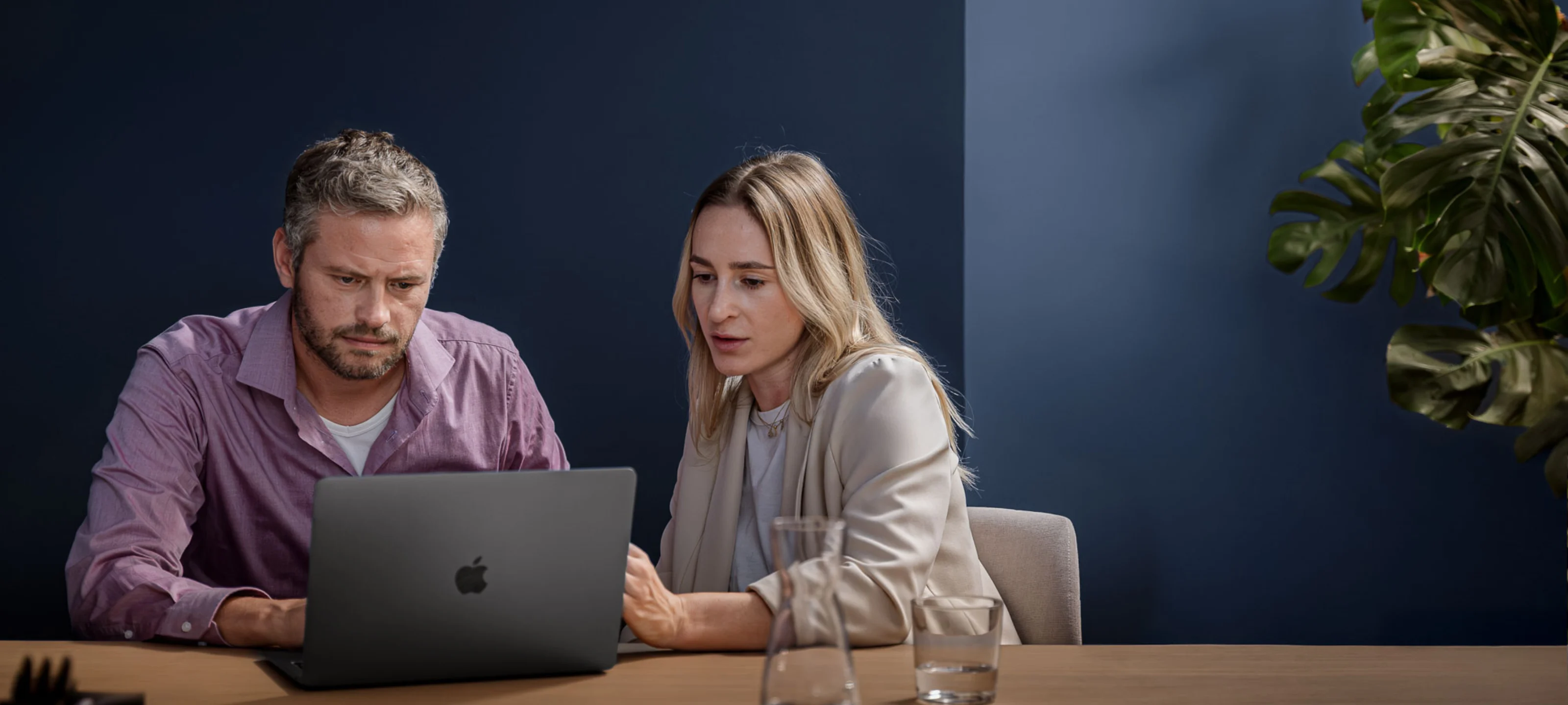 Zwei Mitarbeiter von ADDITIVE arbeiten an einem Laptop. Sie demonstrieren die Nutzung von ADDITIVE und dem ADDITIVE+ NEWSLETTER für effiziente Hotel-Marketing-Strategien.