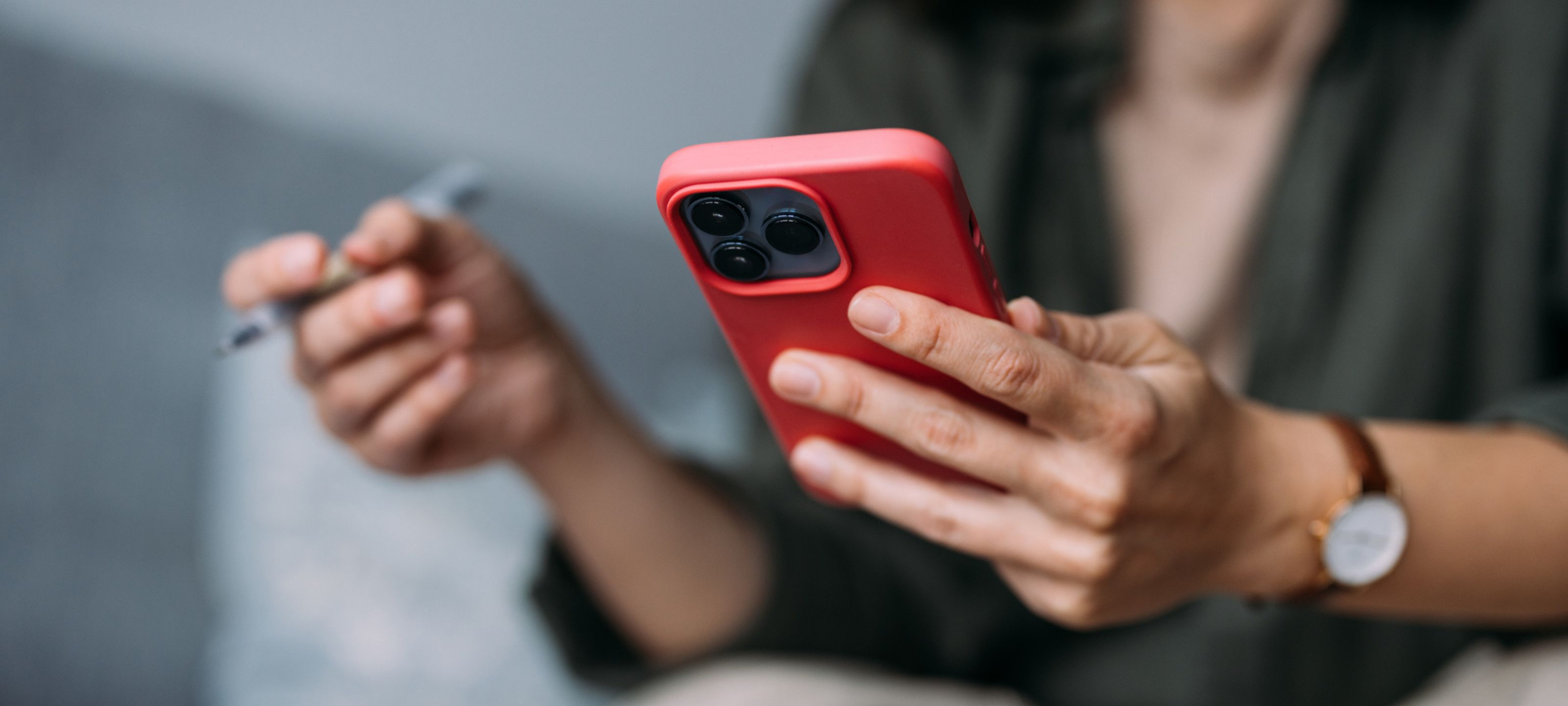 Eine Person hat ein Smartphone in der Hand und sieht sich Meta Lead Kampagnen an.