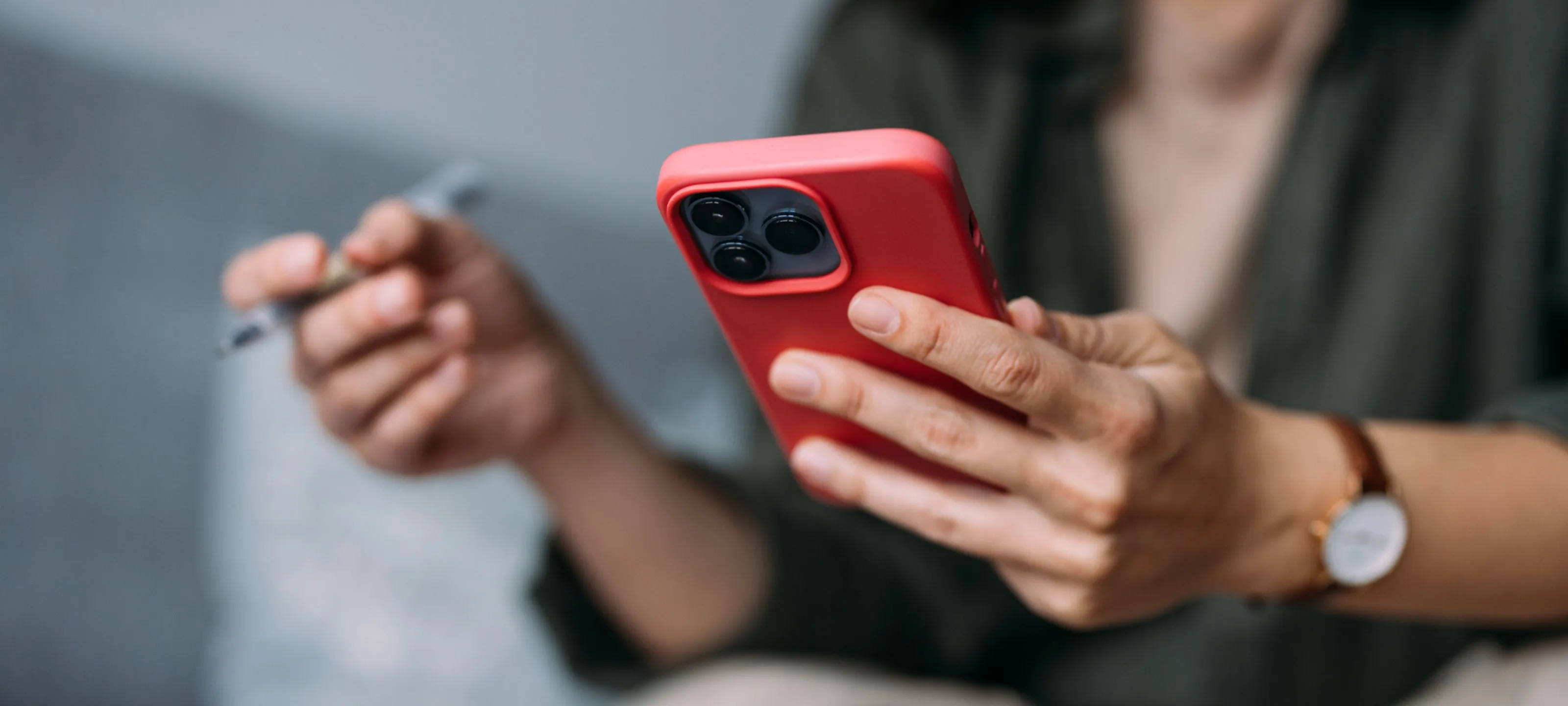 Eine Person hat ein Smartphone in der Hand und sieht sich Meta Lead Kampagnen an.