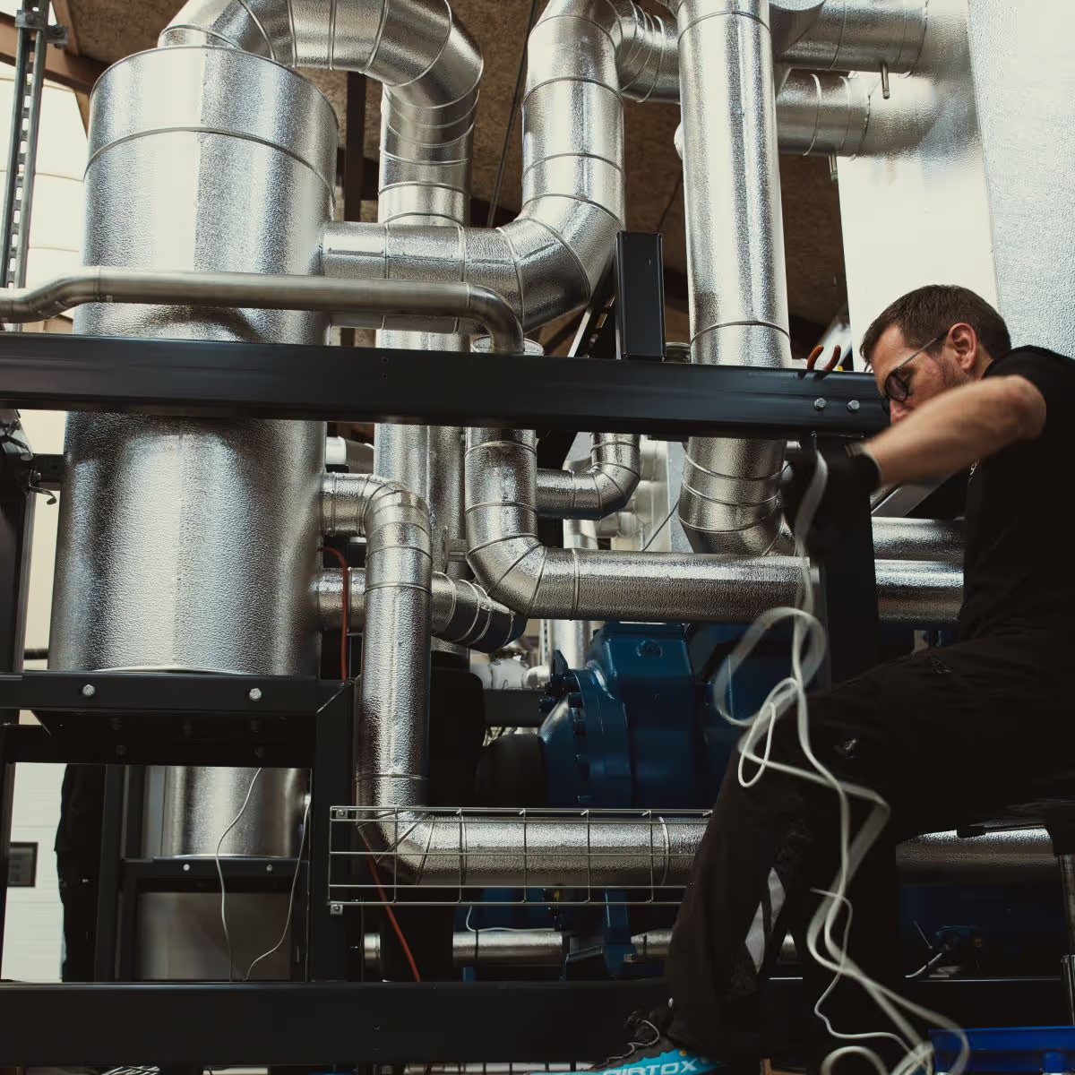 En mand arbejdet på nogle rør