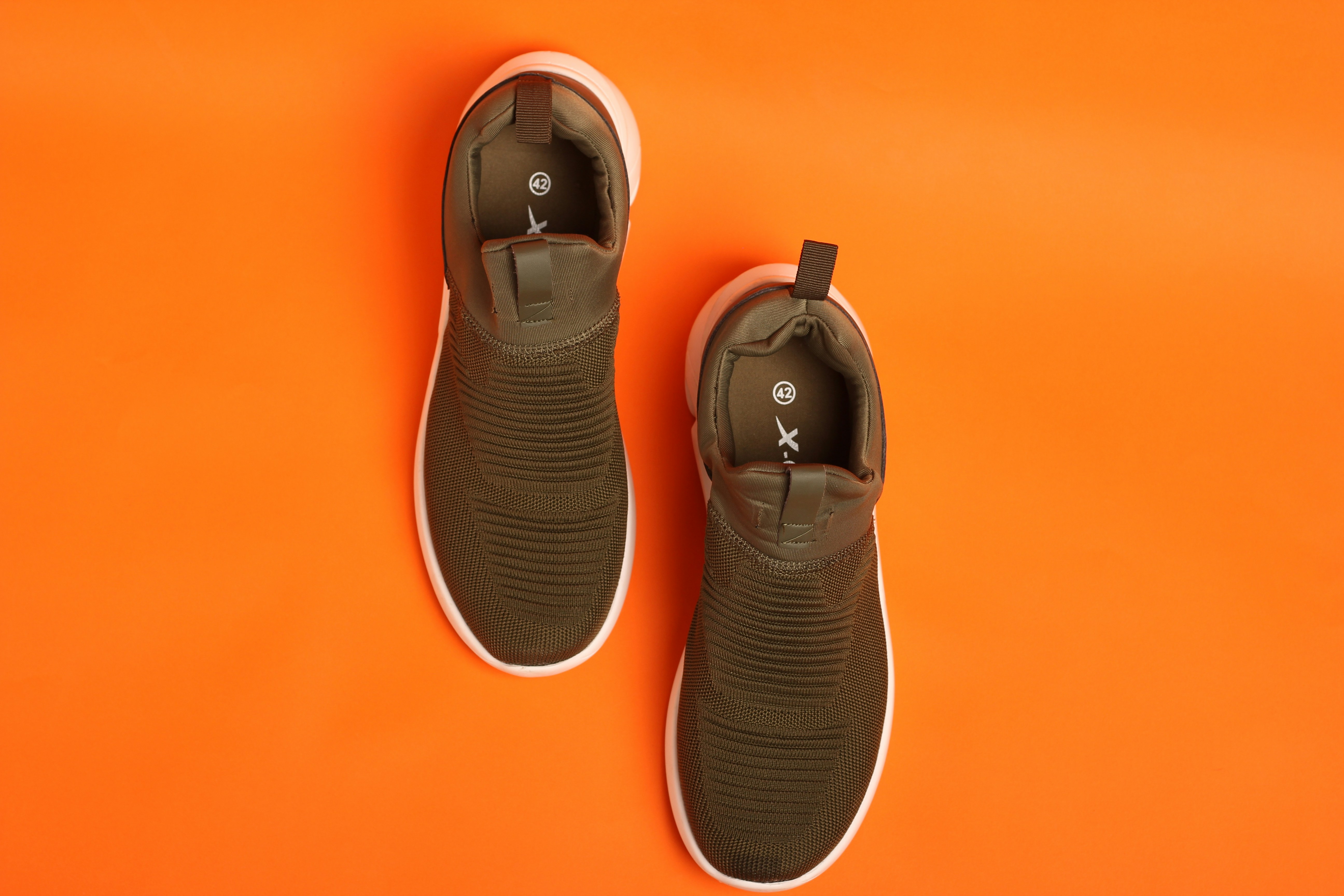 Athletic footwear product shot: flagship category pricing elasticity & $8M gross margin upside