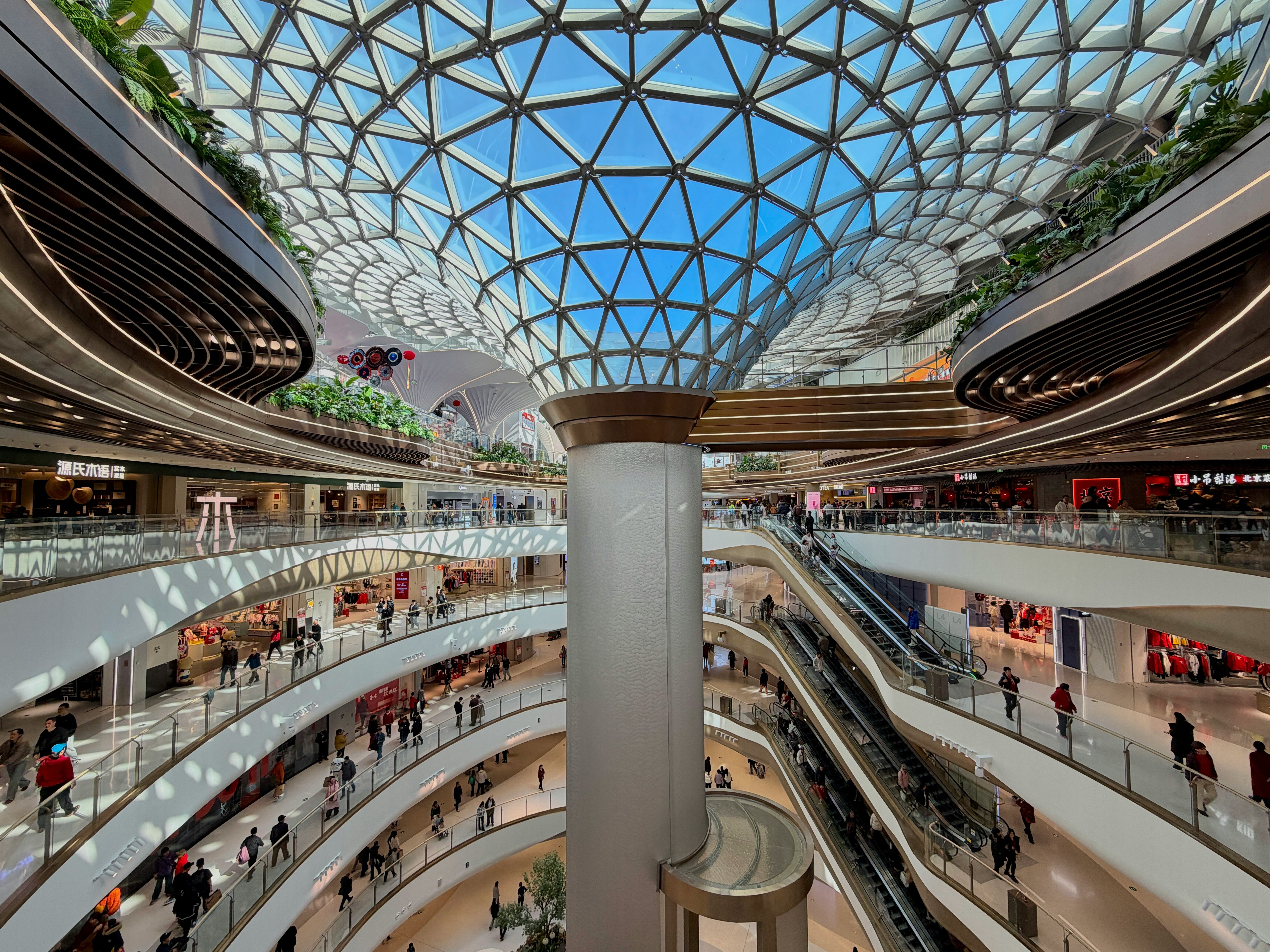 Multi‑brand retail mall context: 270% pilot ROI & $7M average weekly annualized opportunities