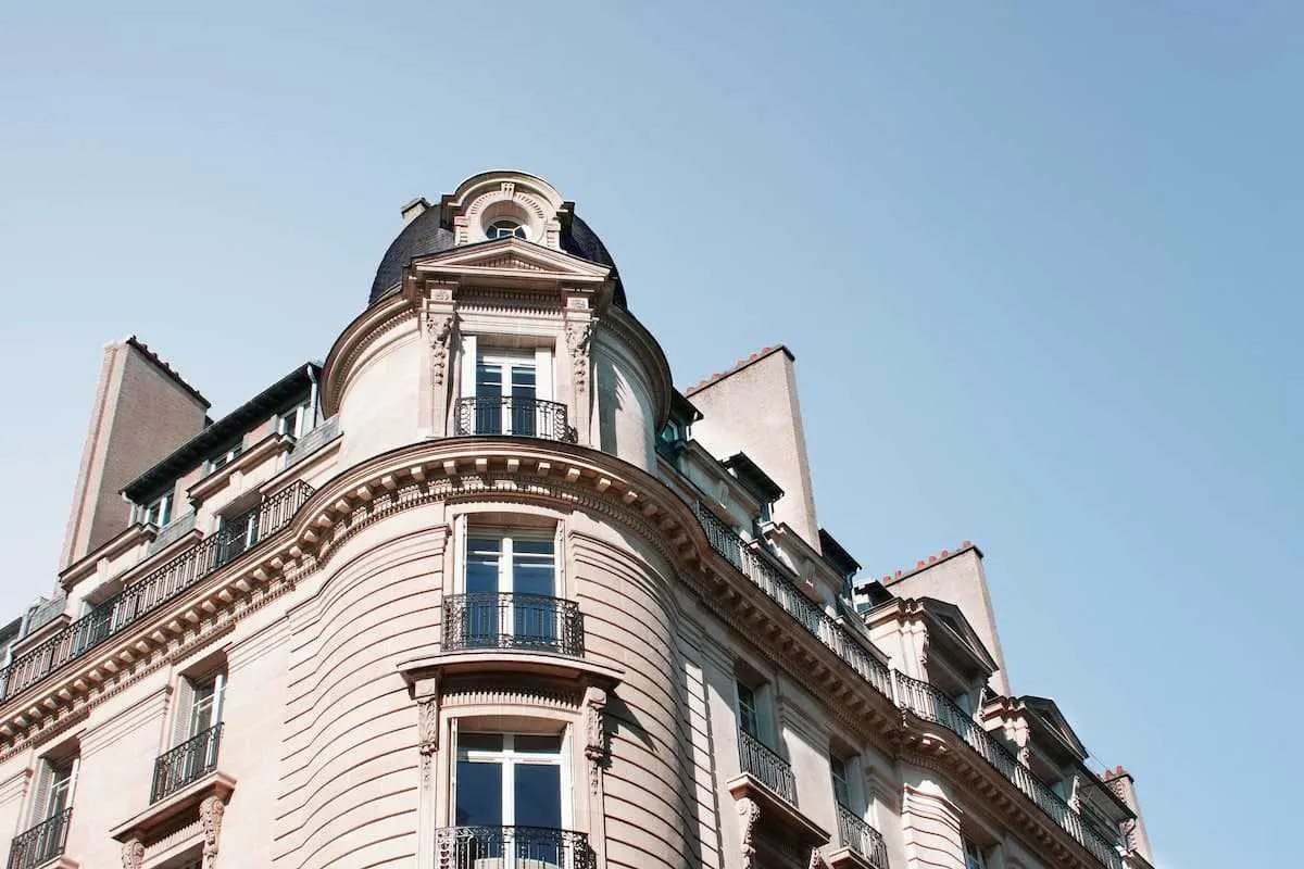 L'absence de syndic de copropriété entraîne des risques juridiques et pratiques. Découvrez comment y remédier et les solutions alternatives.