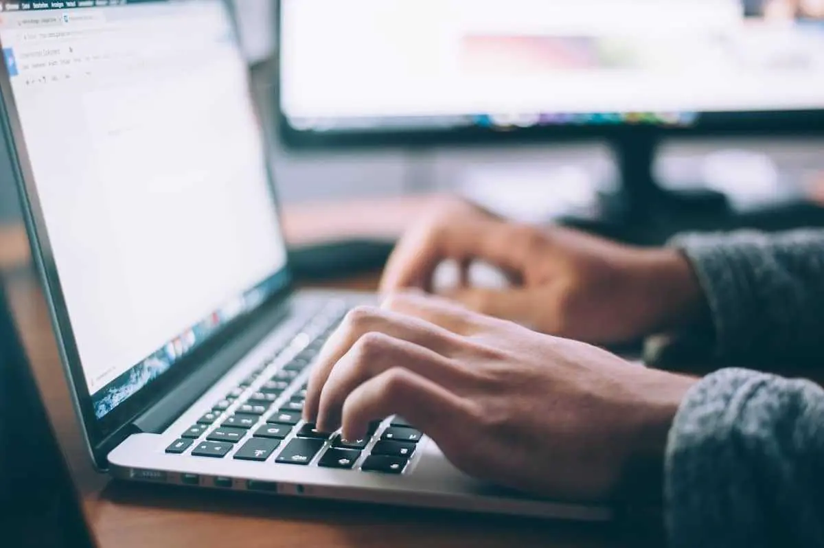 Le syndic de copropriété a une obligation d'information envers les copropriétaires. Zoom sur cette obligation et les sanctions en cas de manquement.
