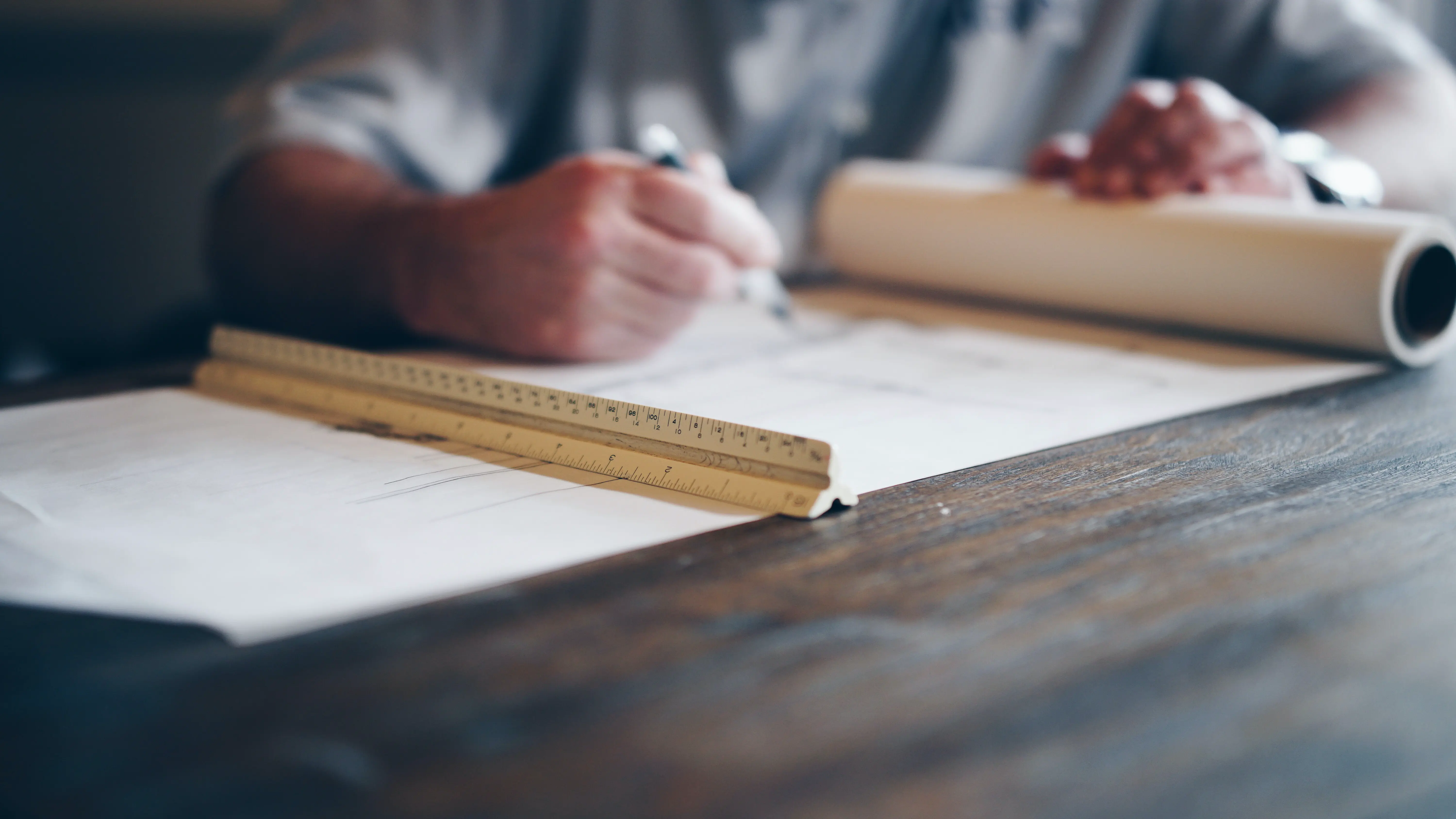 Dans cet article, nous allons nous intéresser de très près aux architectes. Ces derniers doivent souscrire à certaines assurances pour exercer leur métier.