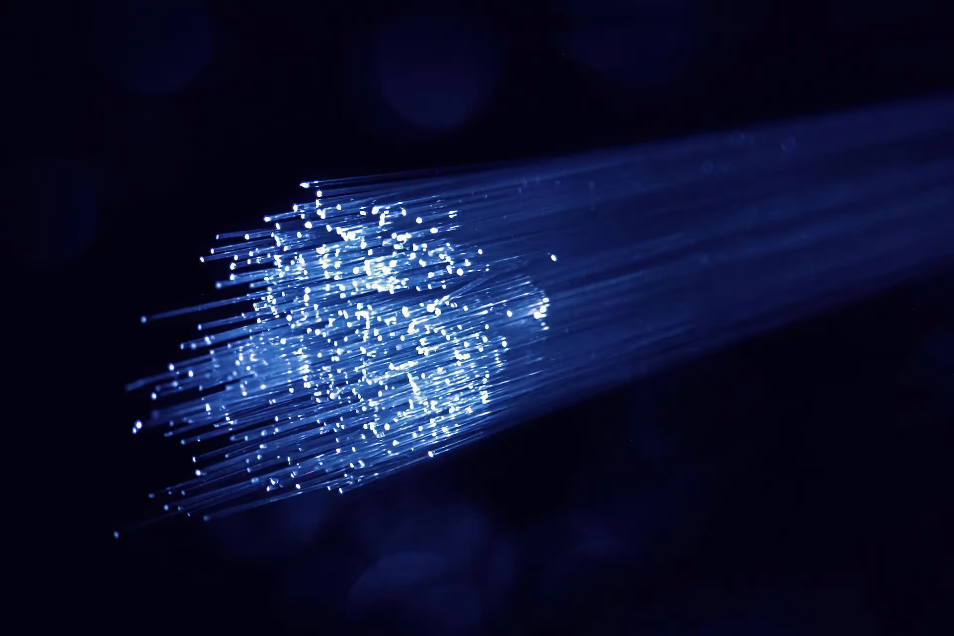 Glasfaser in der WEG: So gelingt Planung, Beschluss & Ausbau. Alles zu Kosten, Technik & Rechten von Eigentümern und Verwaltern.