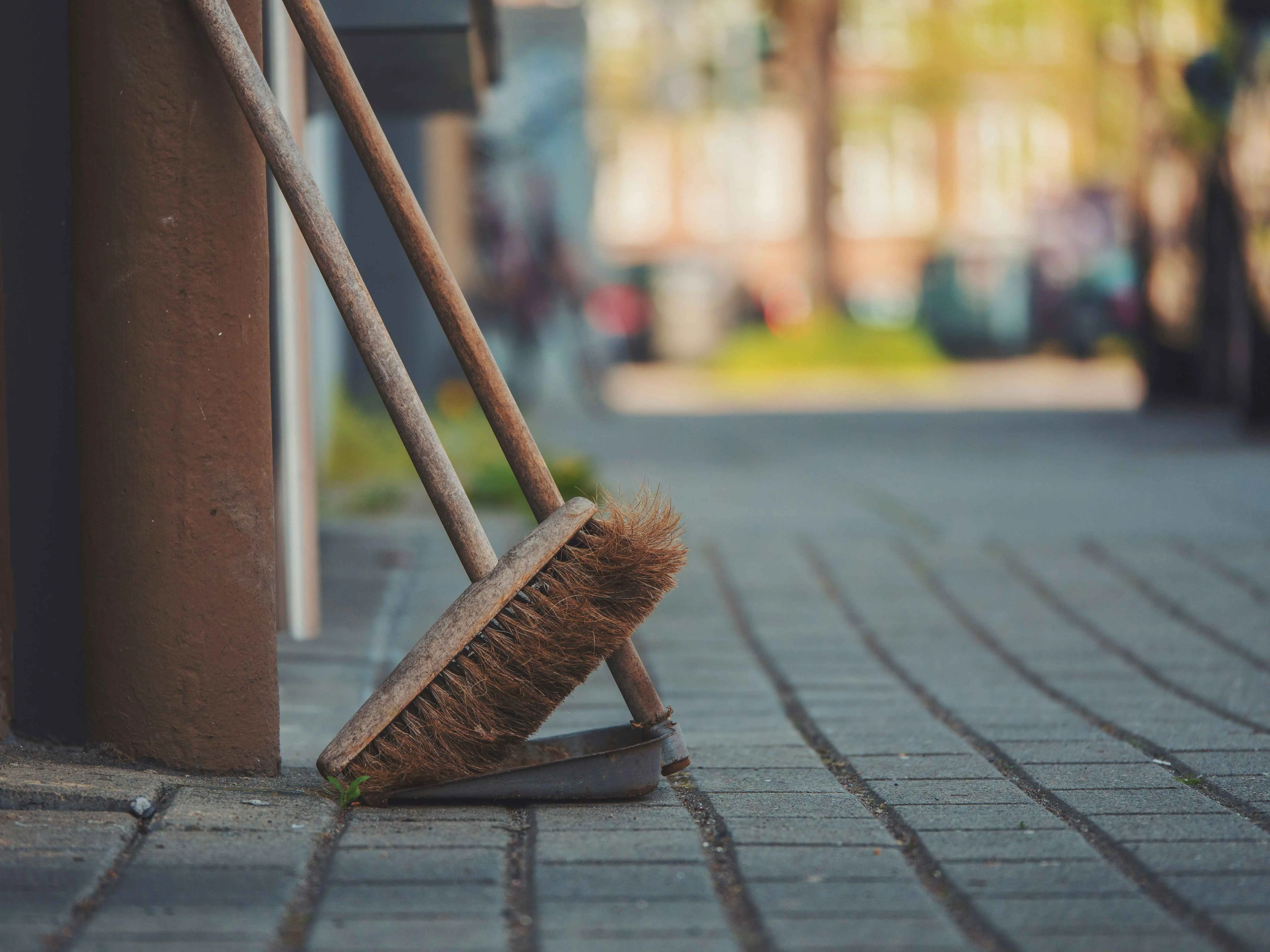 In einer Wohnungseigentümergemeinschaft trägt ein Hausmeister zum Werterhalt bei und sorgt für Ordnung in den gemeinschaftlich geteilten Bereichen. 