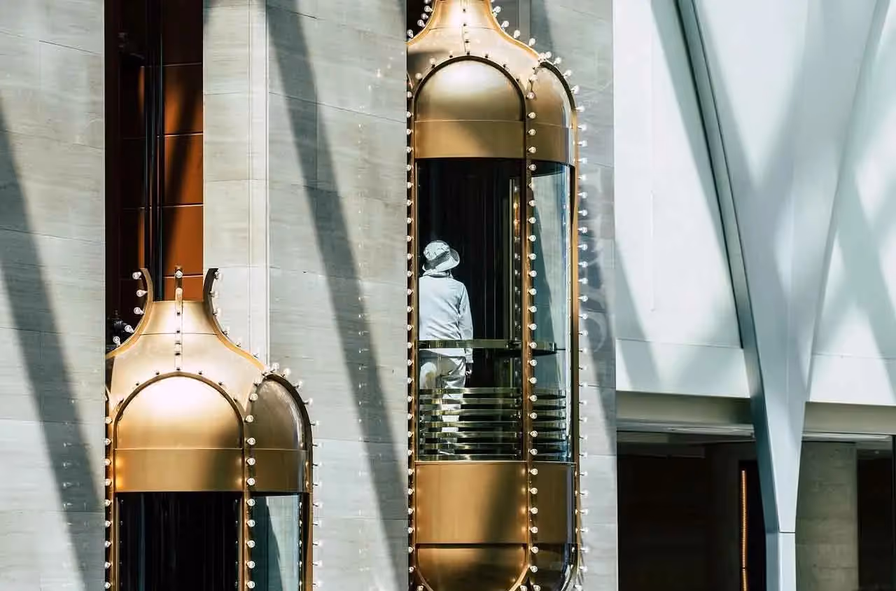 Le syndic joue un rôle clé dans la maintenance d’ascenseurs en copropriété : choix de l’ascensoriste, suivi contrats, conformité, sécurité.