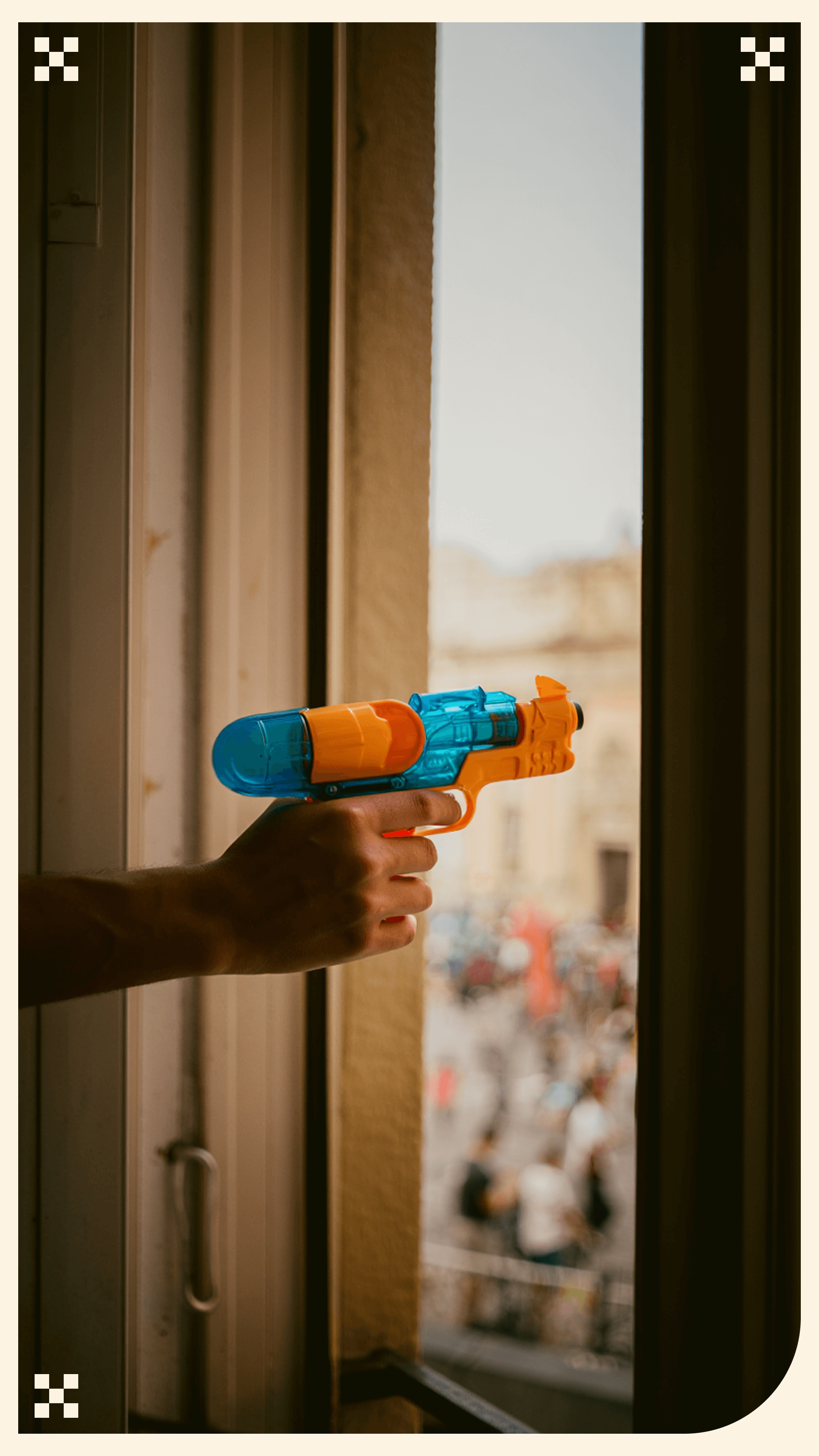 À Barcelone, un simple pistolet à eau est devenu l'arme symbolique d'un ras-le-bol généralisé.🔫
