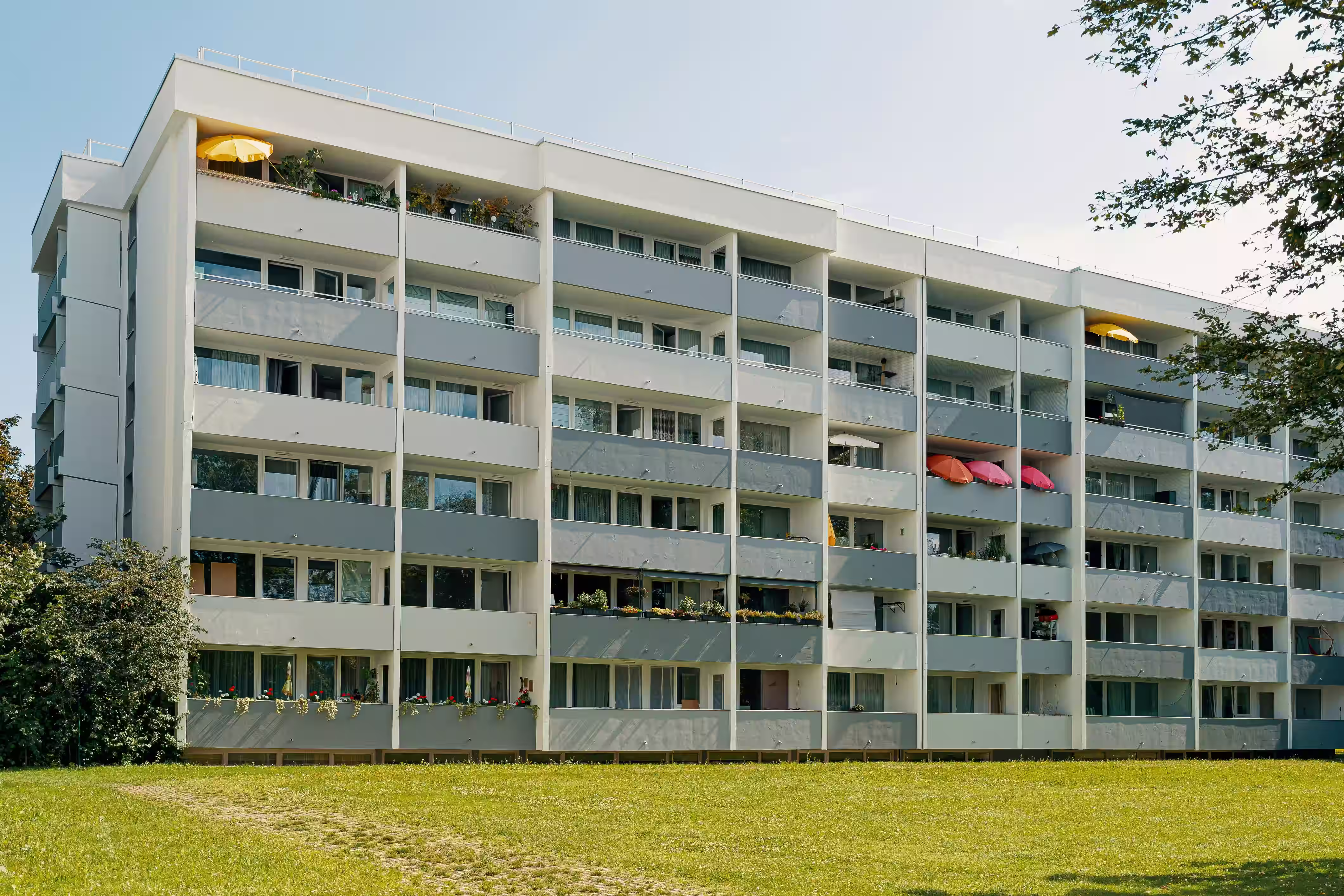 Professionelle Hausverwaltung für große WEGs: Mit Matera erhalten Sie 100% Finanztransparenz, schnelle Antworten in 48h und gebündelte Expertise.