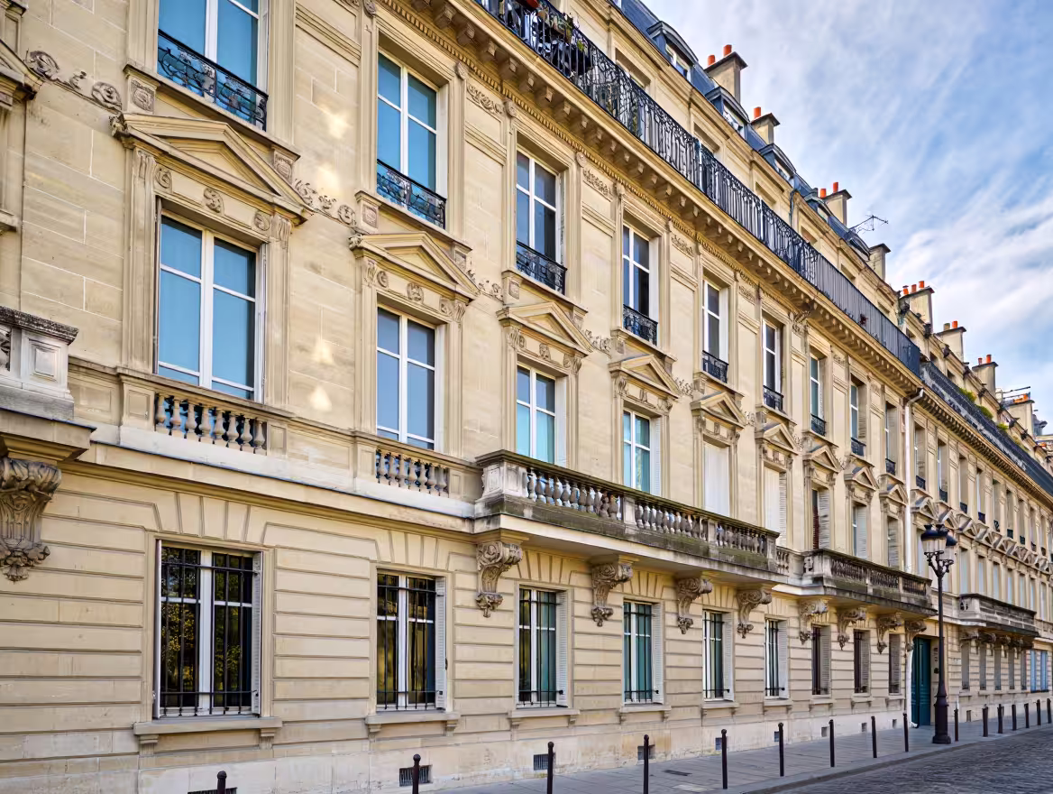 Quel syndic choisir à Paris ? Notre classement 2025 compare tarifs, services, présence terrain et outils.