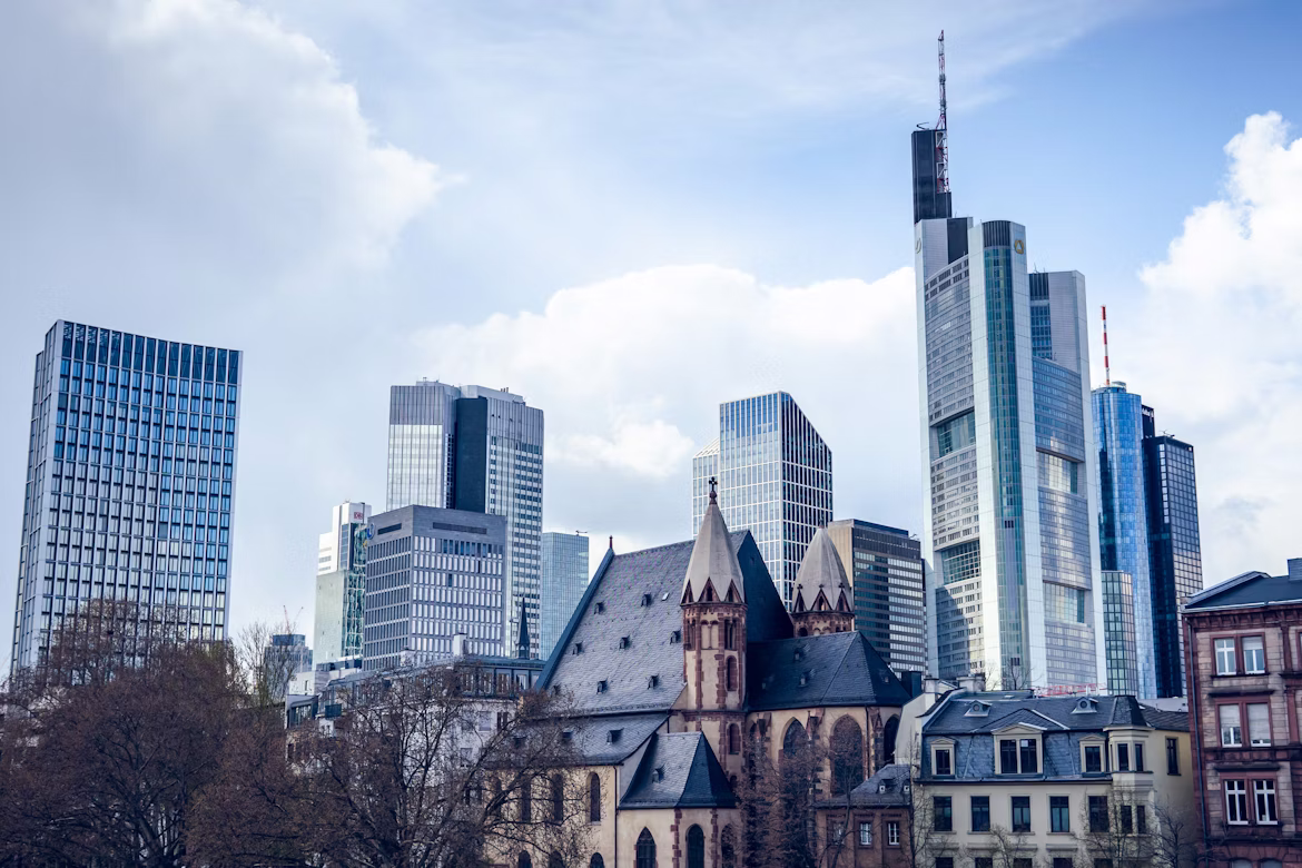 Beste Hausverwaltung in Frankfurt gesucht? Unser Blog erklärt, worauf Sie bei Preisen, Reaktionszeiten und Kundenportal achten sollten – inklusive Top 5.