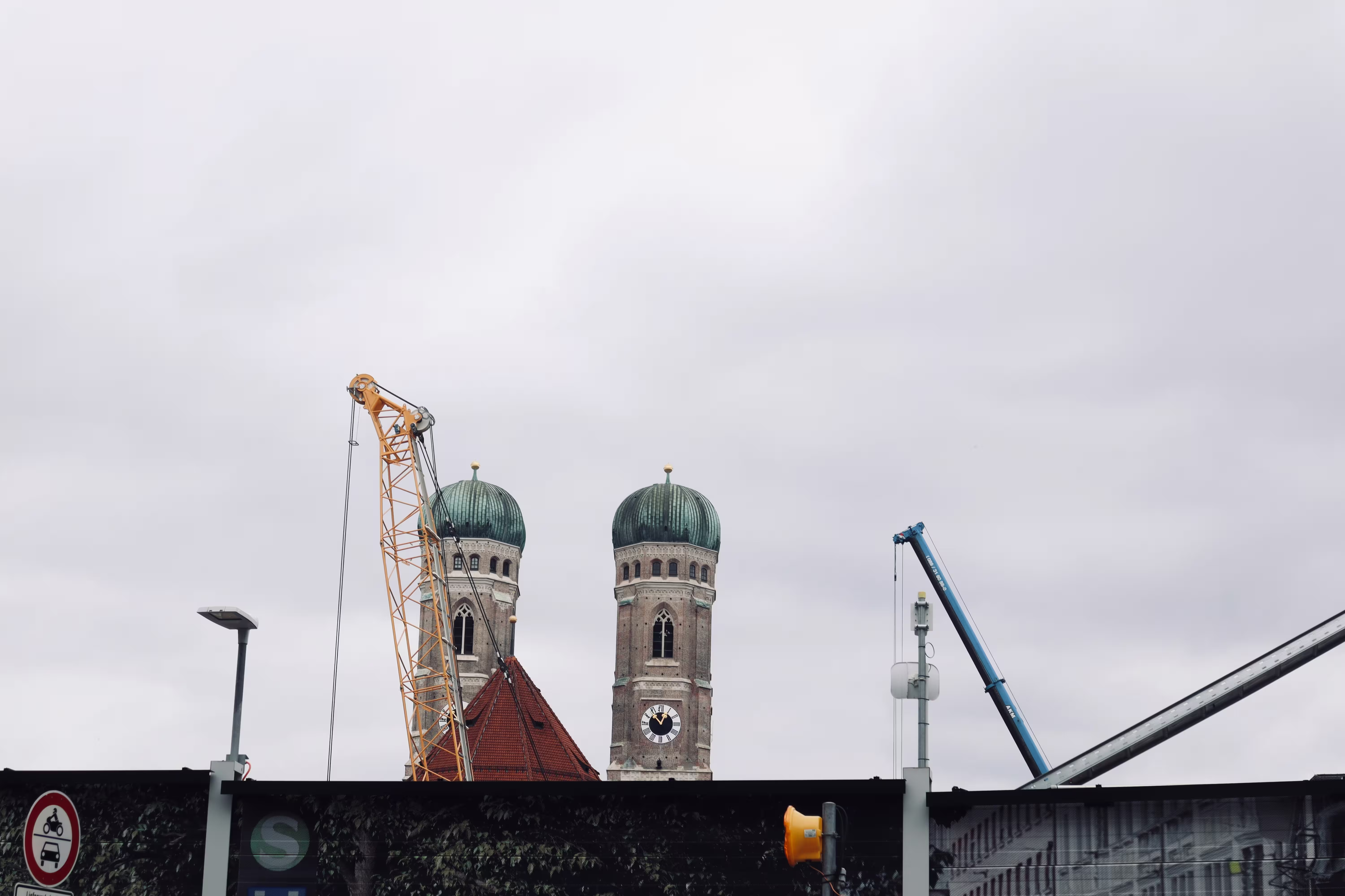 Sanierung in München clever fördern: Förderprogramme wie FKG, KfW und BAFA richtig kombinieren, Fehler vermeiden und Zuschüsse optimal nutzen. Alle Infos im Überblick.