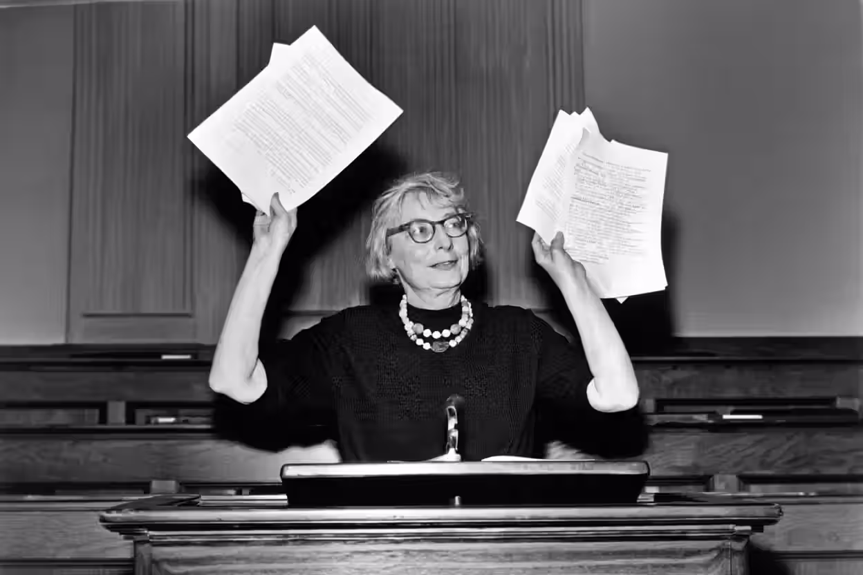 Jane Jacobs - Journaliste, essayiste et militante, elle s’est imposée comme la grande adversaire du béton et des plans rigides.