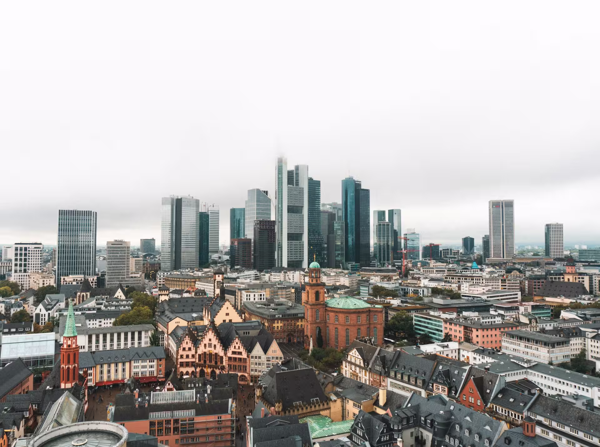 Wohnung kaufen in Frankfurt: Tipps zu Finanzierung, Kaufprozess und Nebenkosten – so finden Sie die richtige Wohnung im Frankfurter Immobilienmarkt.