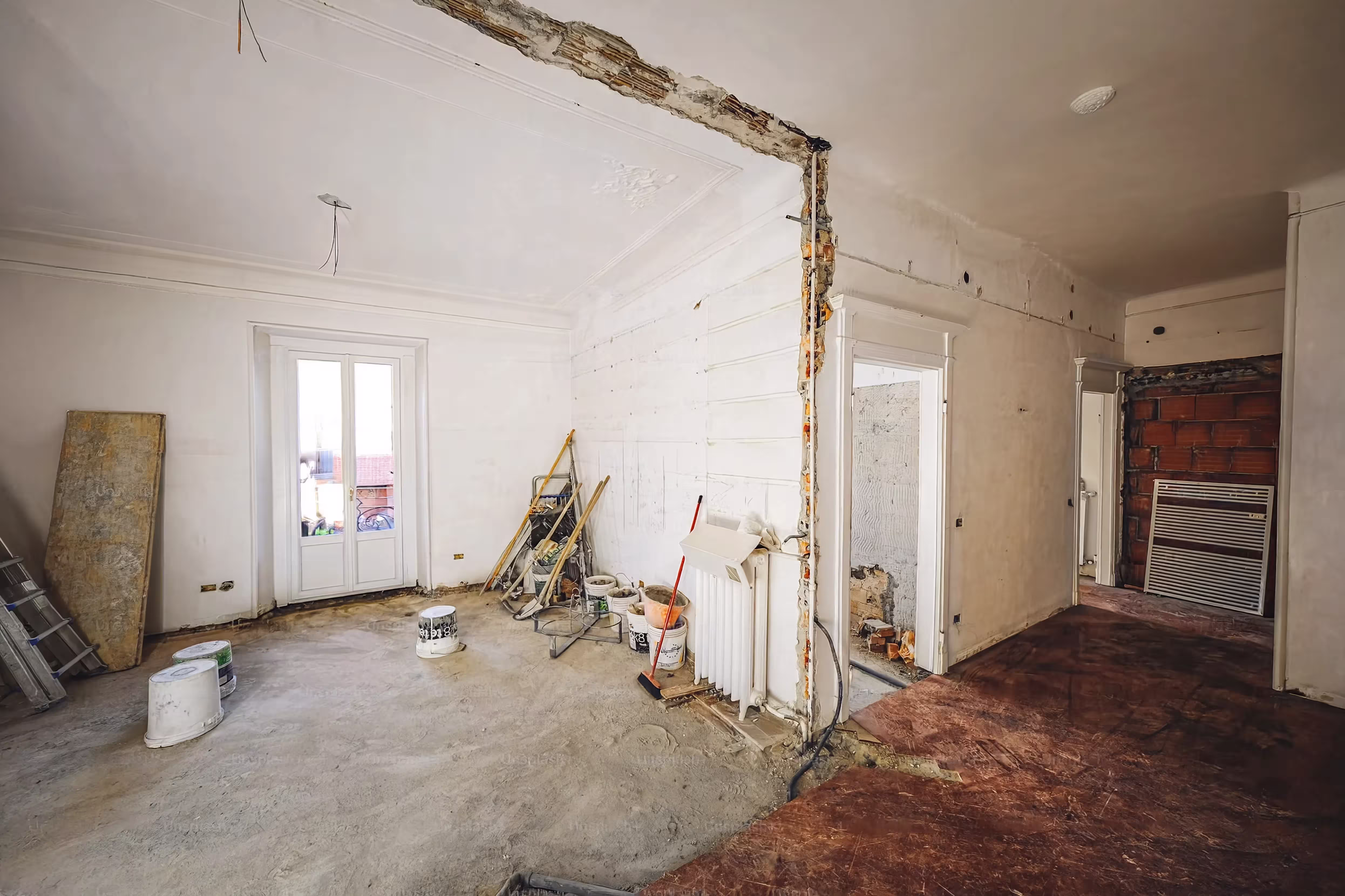 Paris finance jusqu'à 35 % de votre rénovation + 5 000 € pour l'audit. Mais Éco-rénovons Paris+ ferme fin 2026 : voici comment engager votre dossier à temps. 