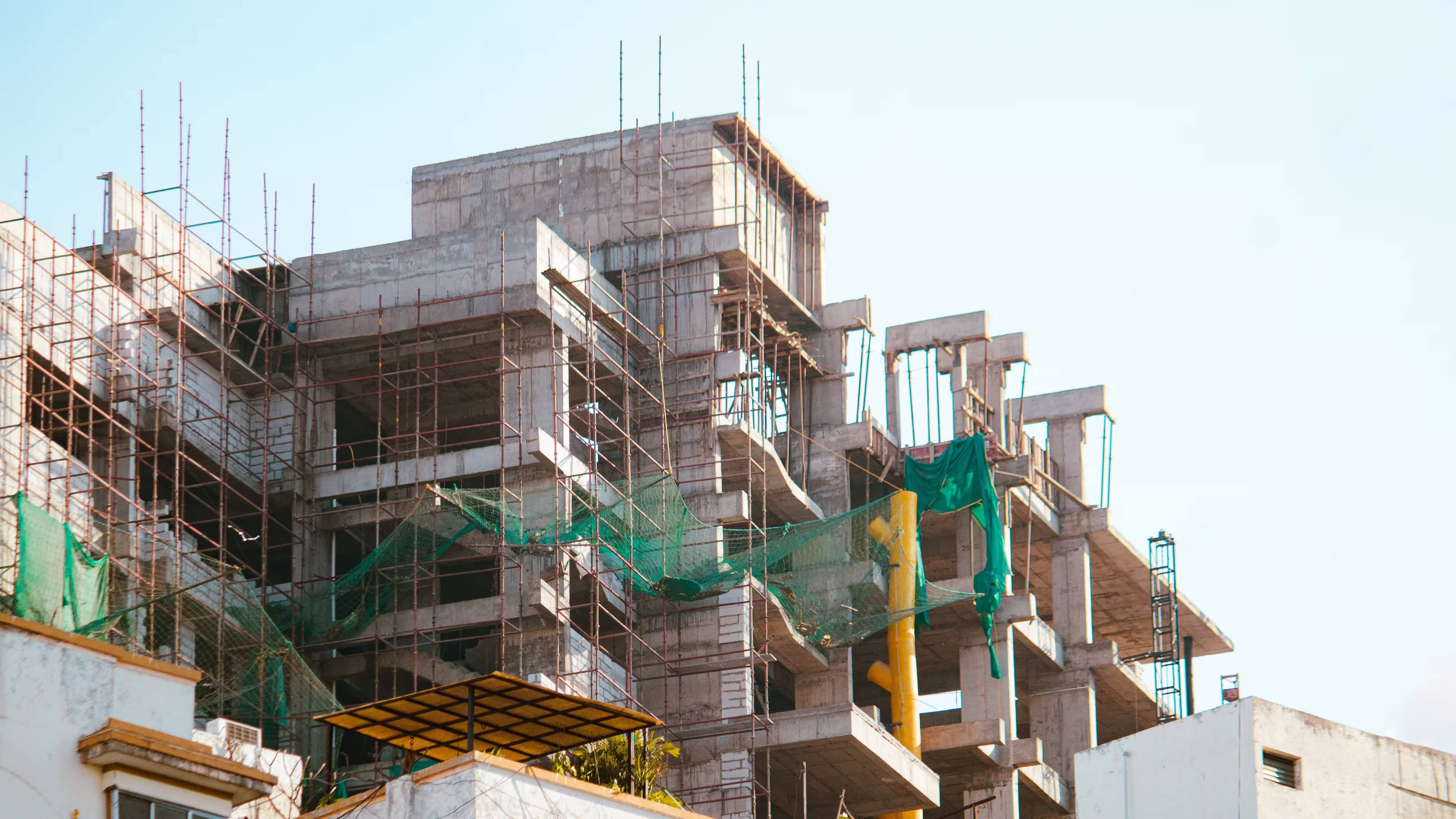 Découvrez comment créer des commissions travaux, finances et communication dans une grande copropriété, entre organisation pratique et limites légales en 2026.