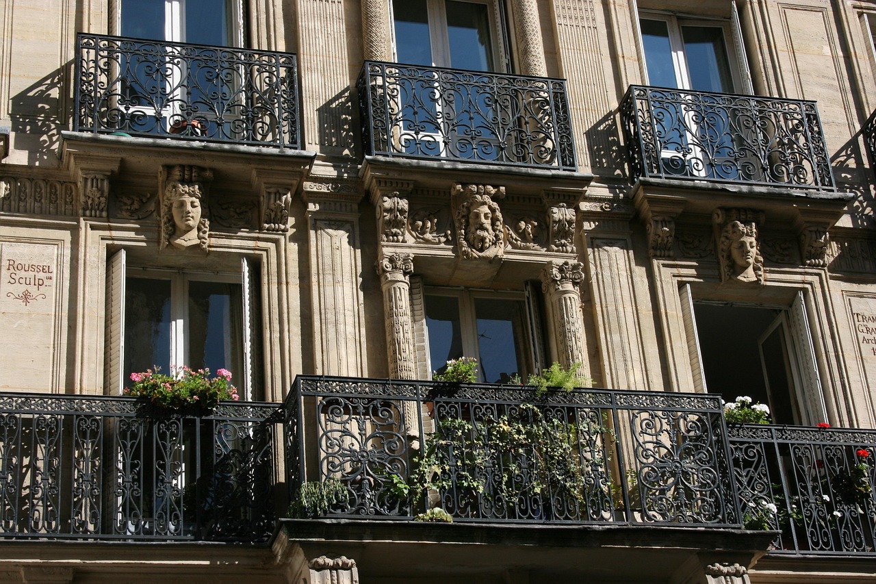 Oui, un syndic élu en AG est en poste même sans contrat signé : le vote suffit. Risques, étapes pour régulariser, modèle de courrier et contrat expiré.