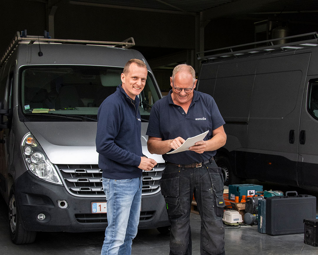 Sanville in de werkplek, vader en zoon bespreken het plan