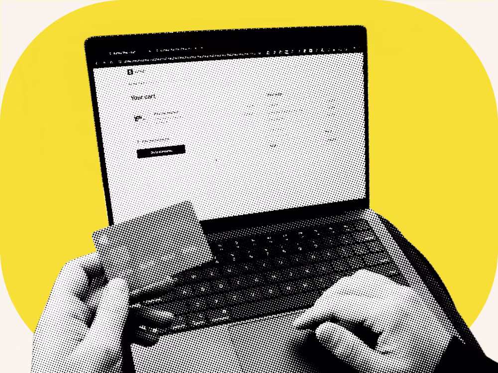 Halbton-Aufnahme: Hände an einem Laptop mit geöffnetem Warenkorb, vor einer Happy-Lemon-Fläche