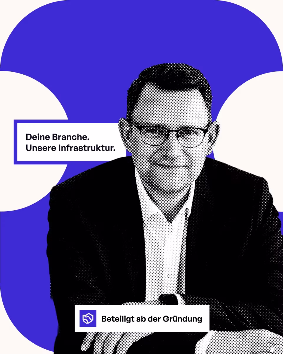 Halbton-Porträt eines Steuerberaters vor einer Indigo-Fläche. Im Bild steht: »Deine Branche. Unsere Infrastruktur.« und »Beteiligt ab der Gründung«