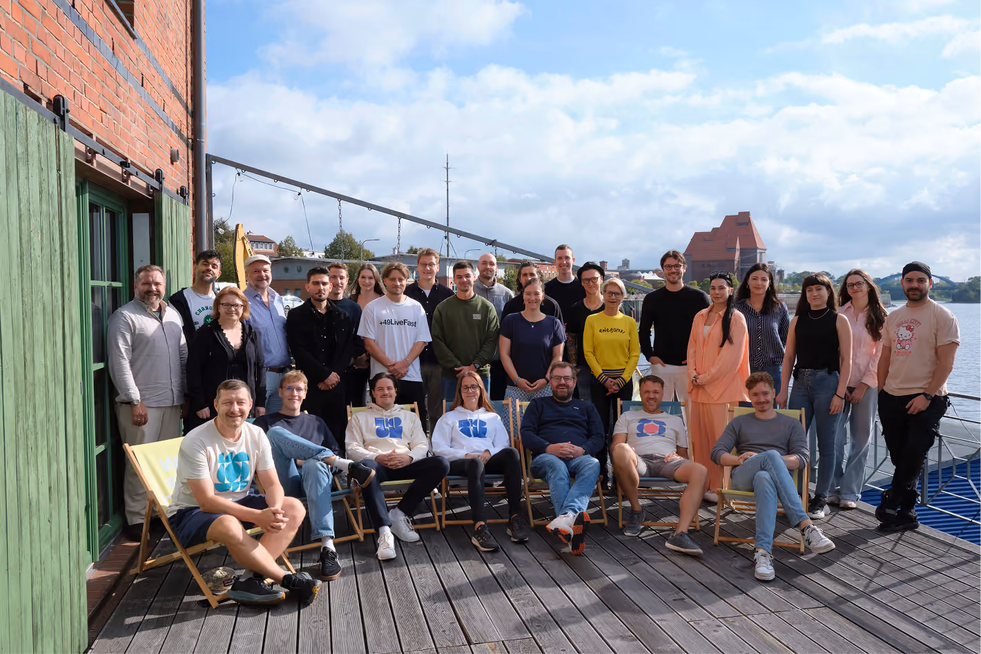 Das b'steuern-Team beim Offsite auf der Terrasse am Hafen