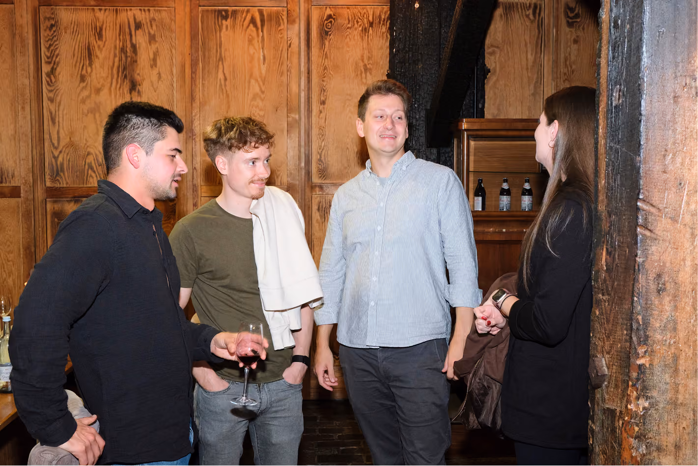 Teamabend im holzvertäfelten Saal